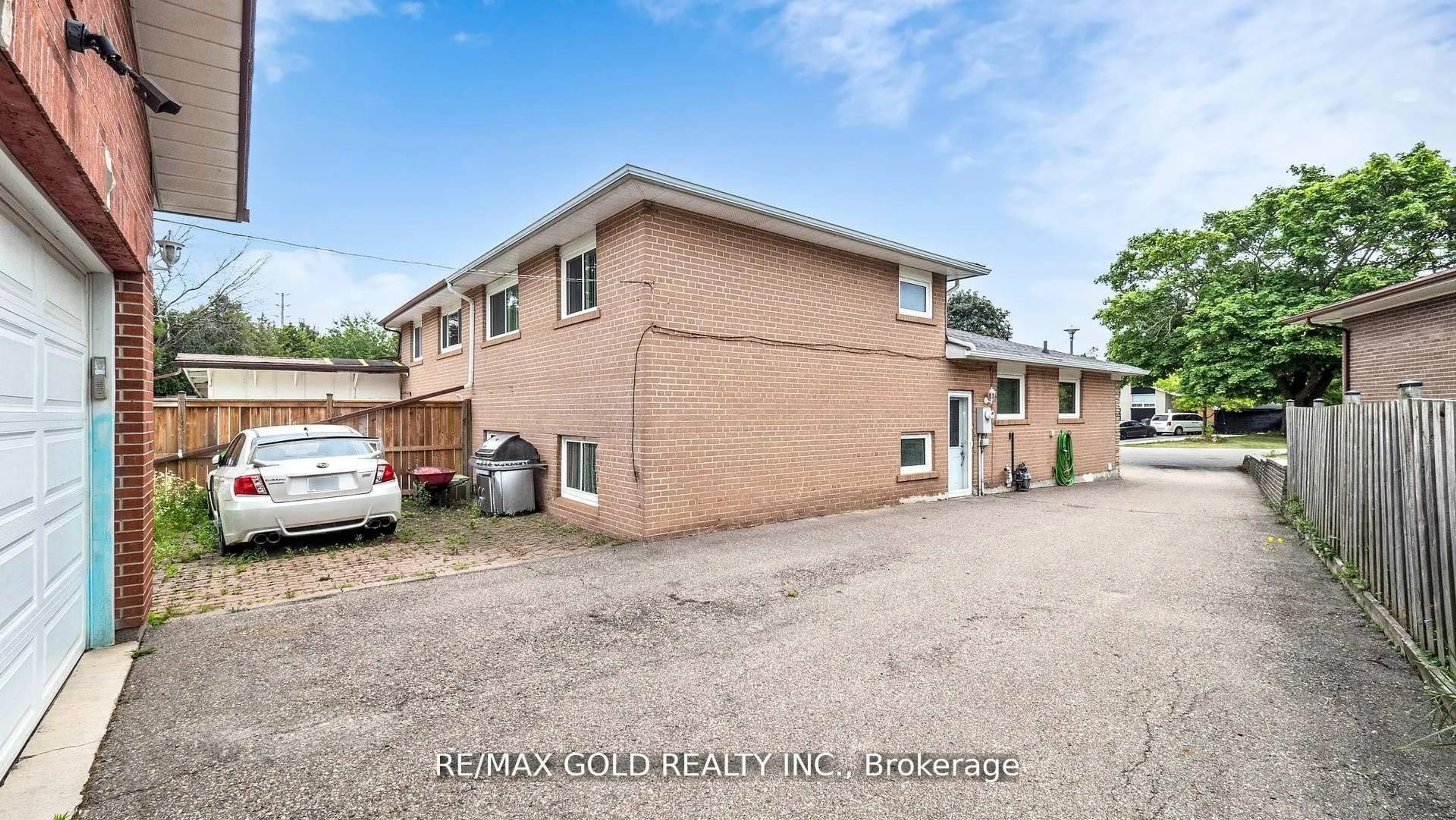 Unknown for 44 Chatsworth Dr, Brampton Ontario L6X 2L9