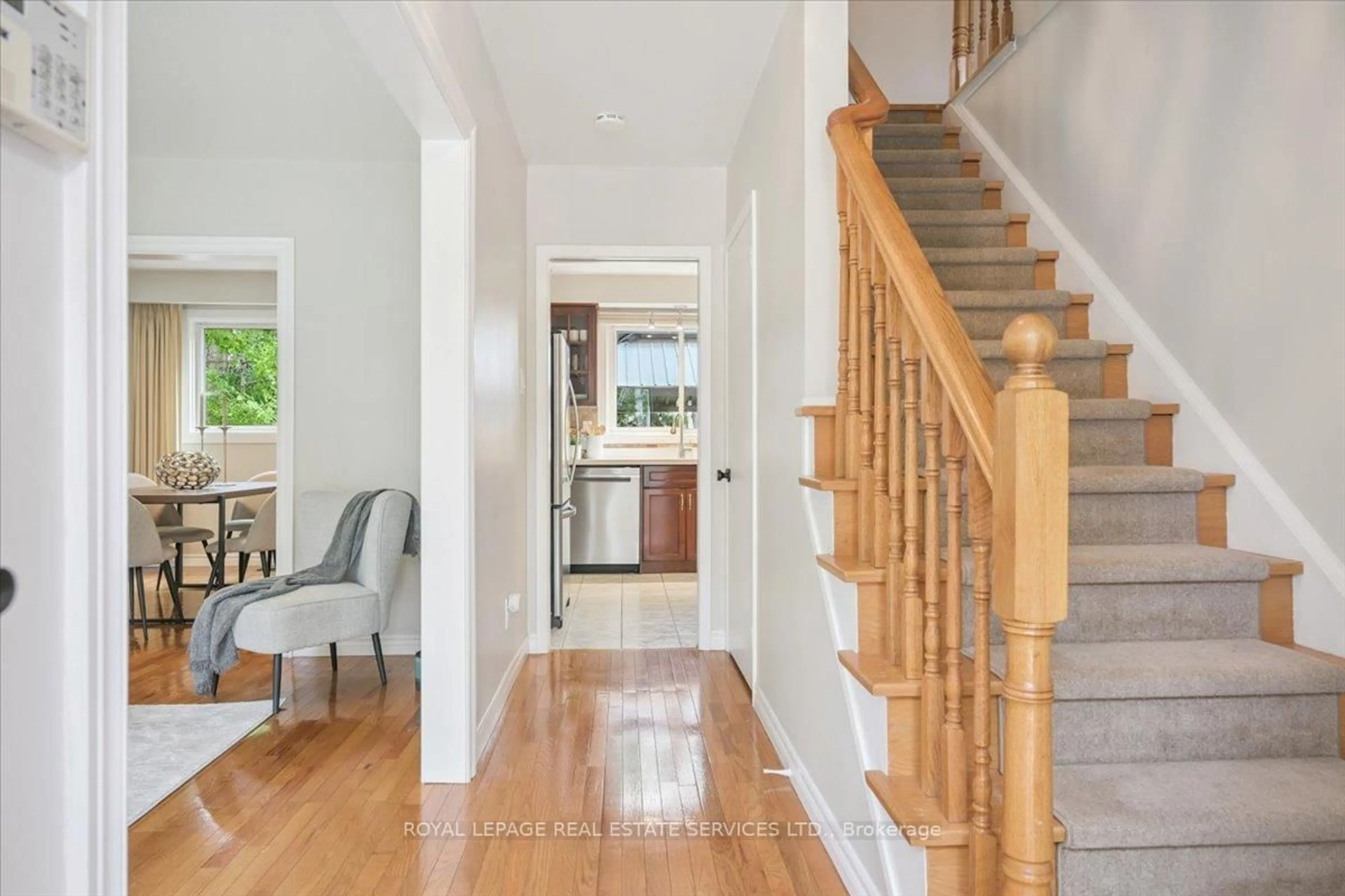 Indoor entryway for 2340 Homelands Dr, Mississauga Ontario L5K 1G6