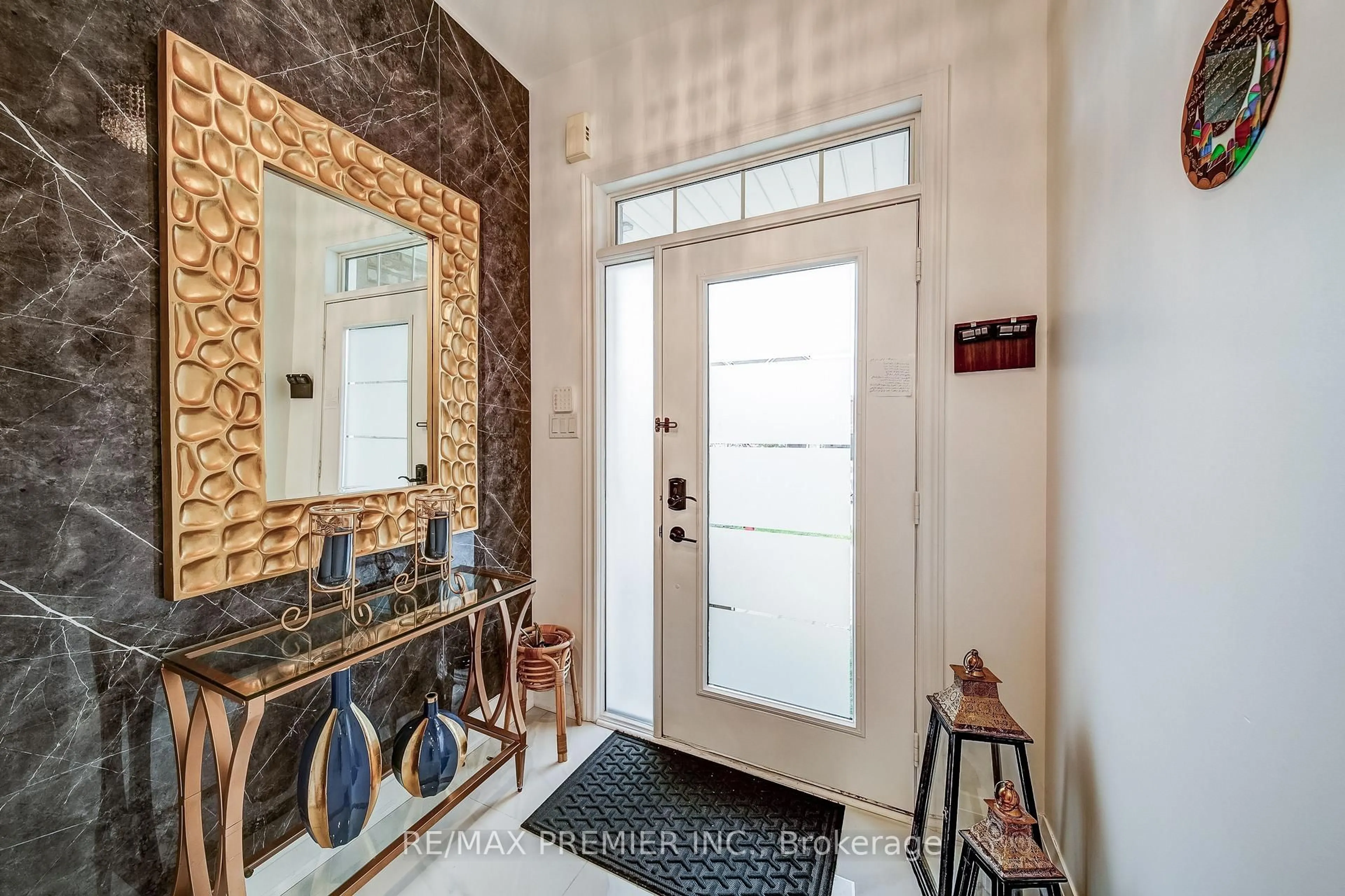 Indoor entryway for 3067 Doyle St, Mississauga Ontario L5M 0N3