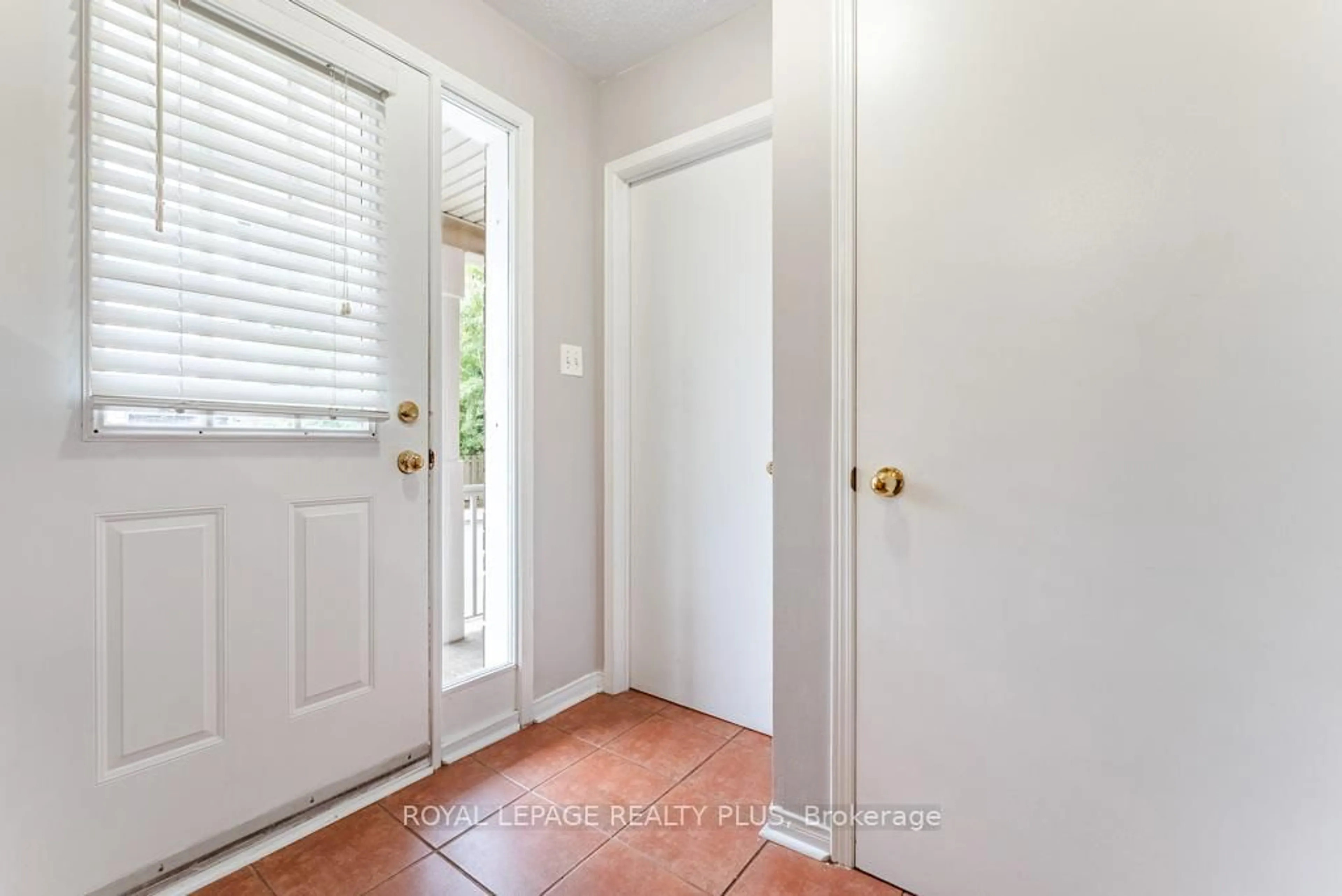 Indoor entryway for 6830 Meadowvale Town Ctre #69, Mississauga Ontario L5N 7T5