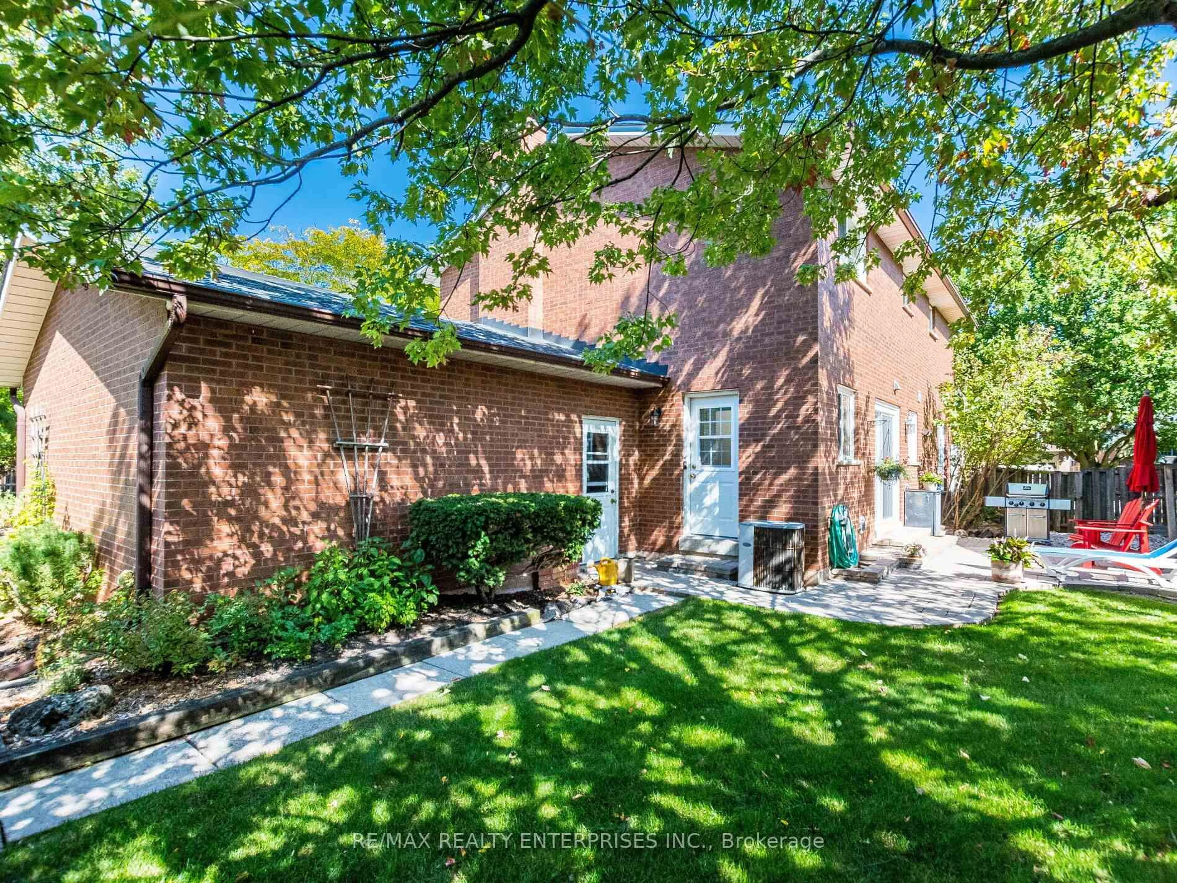 A pic from outside/outdoor area/front of a property/back of a property/a pic from drone, street for 1404 Kimberley Dr, Oakville Ontario L6H 2W6