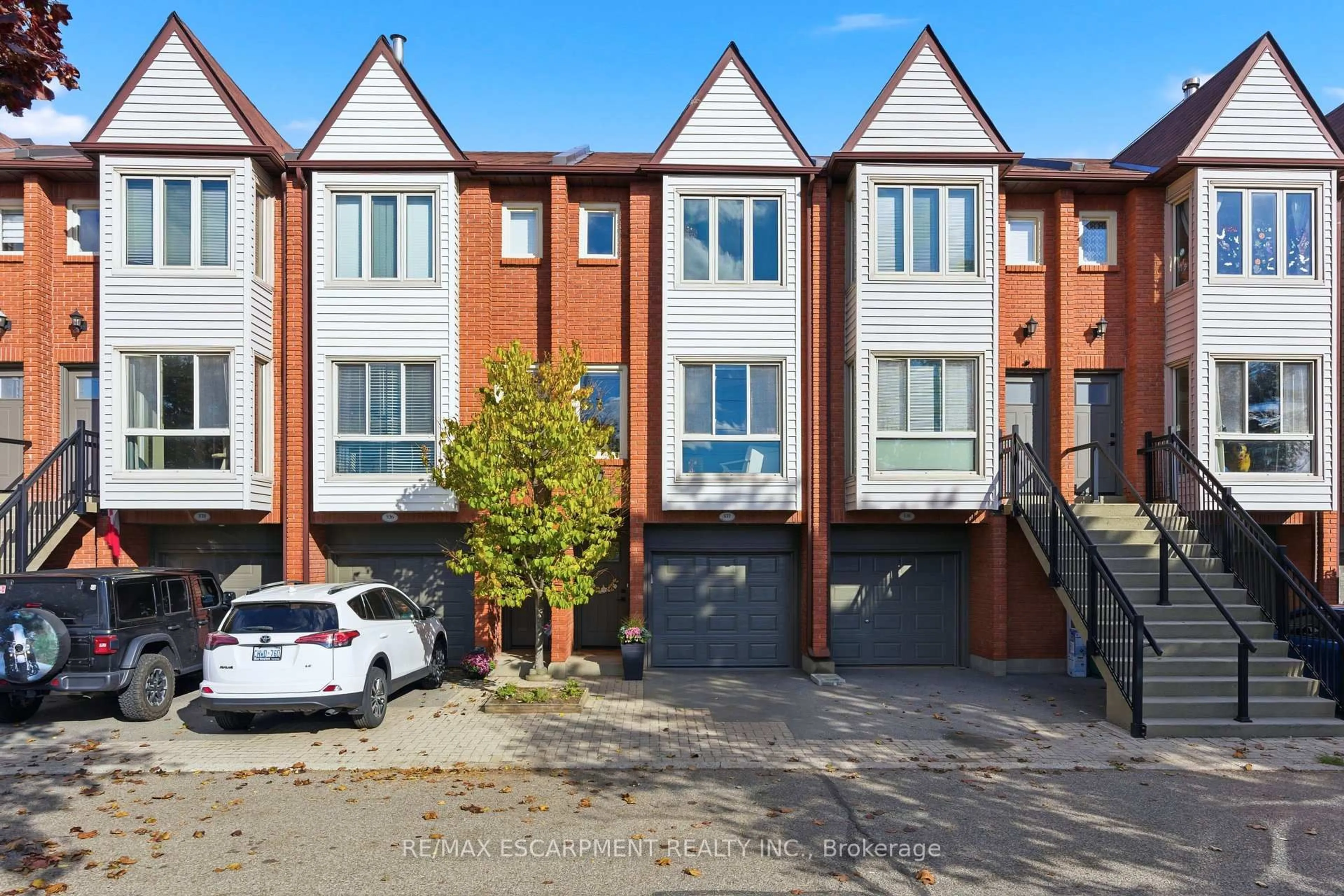 A pic from outside/outdoor area/front of a property/back of a property/a pic from drone, street for 895 Maple Ave #537, Burlington Ontario L7S 2H7