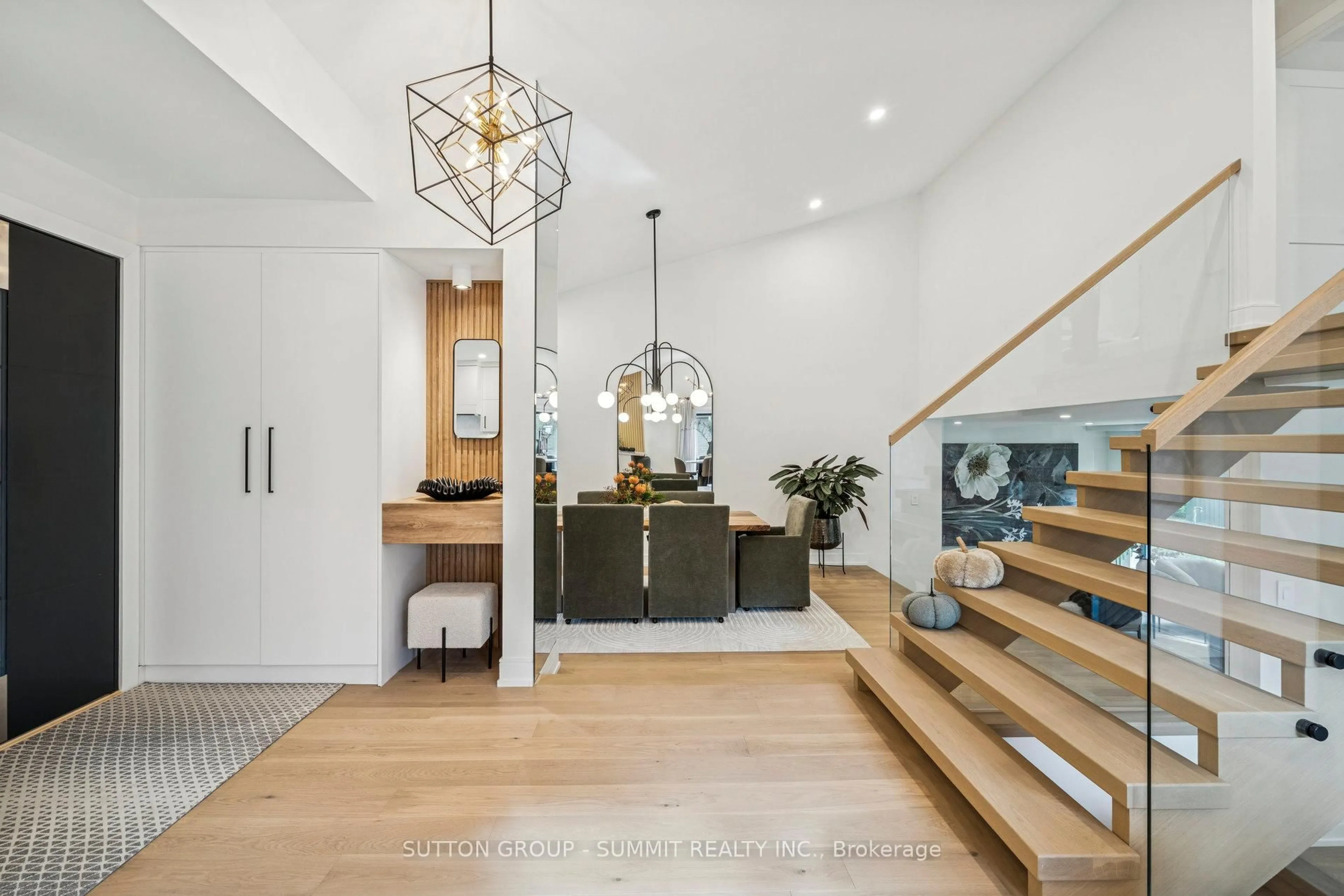 Indoor entryway for 1688 Missenden Cres, Mississauga Ontario L5J 2T4