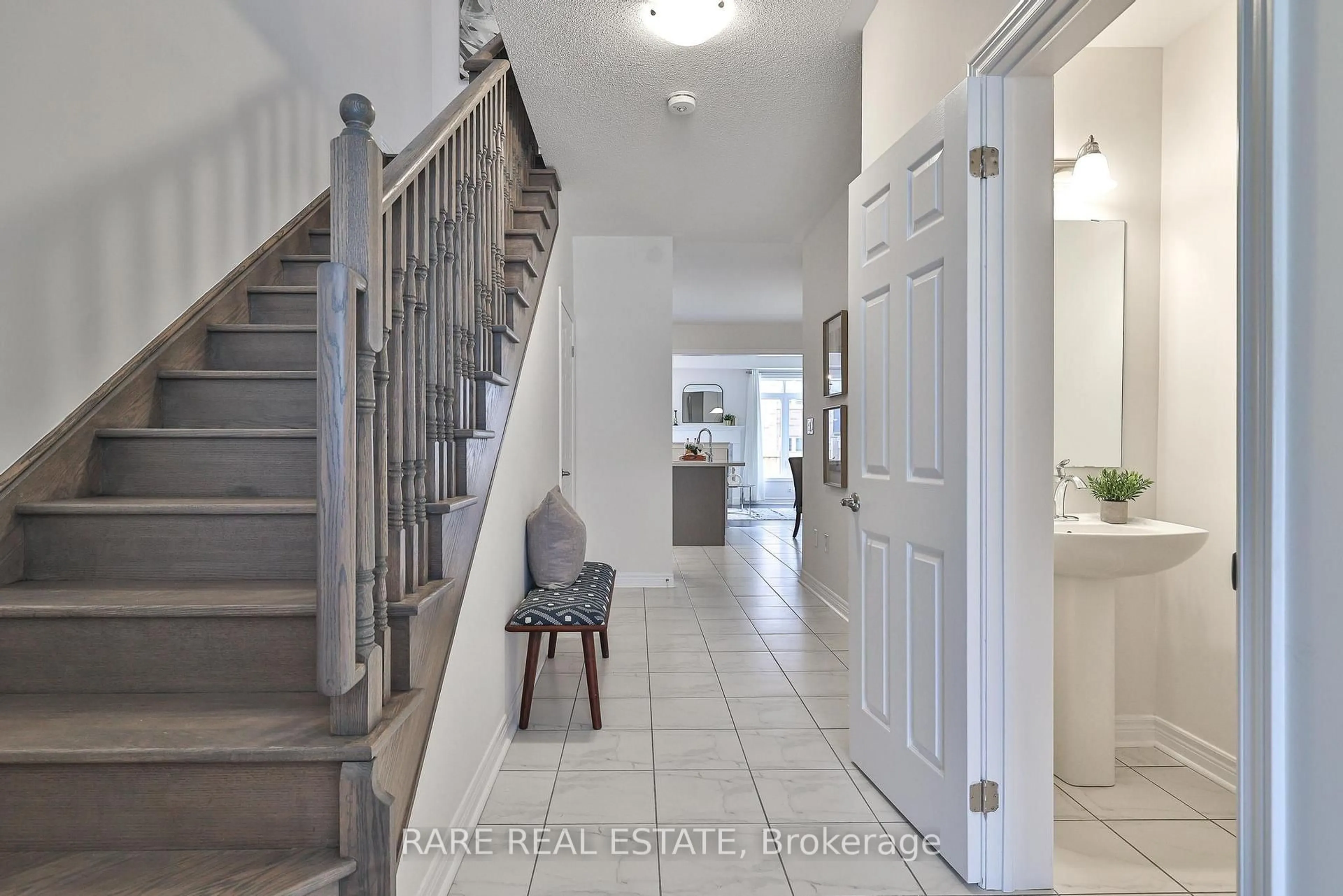 Indoor entryway for 129 Marigold Gdns, Oakville Ontario L6H 0Y1