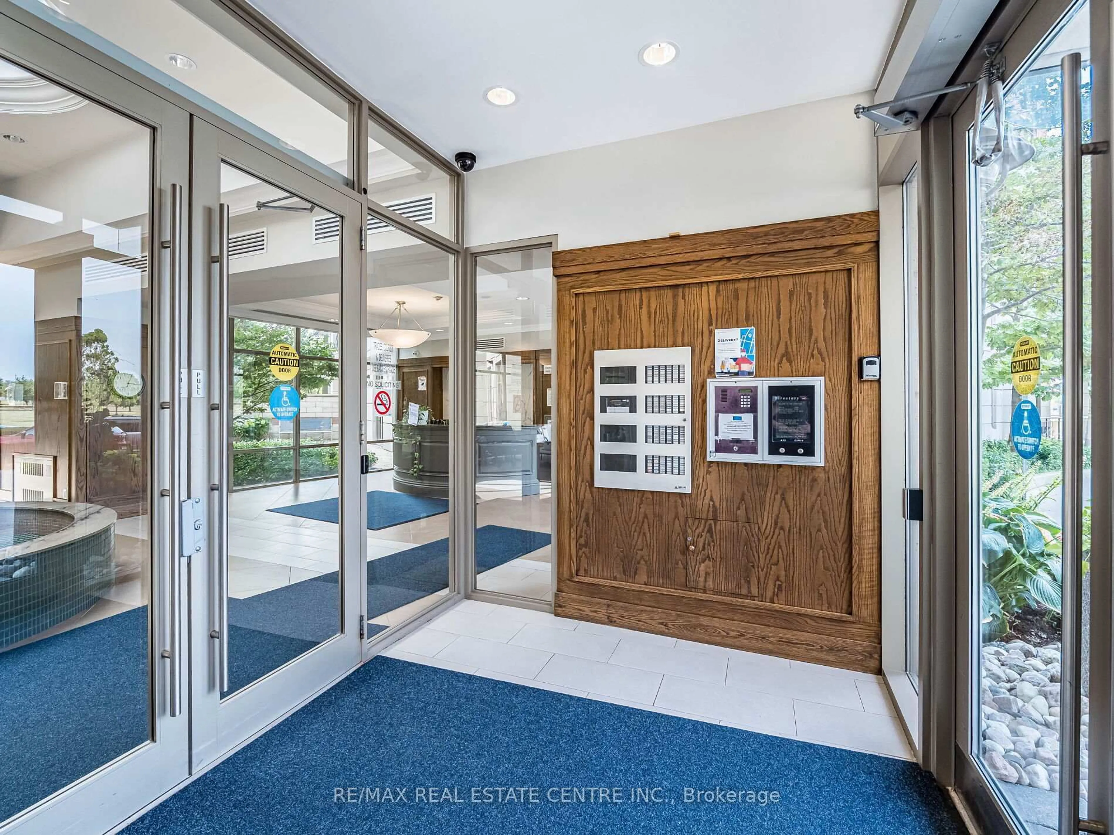 Indoor foyer for 2379 Central Park Dr #1102, Oakville Ontario L6H 0E3