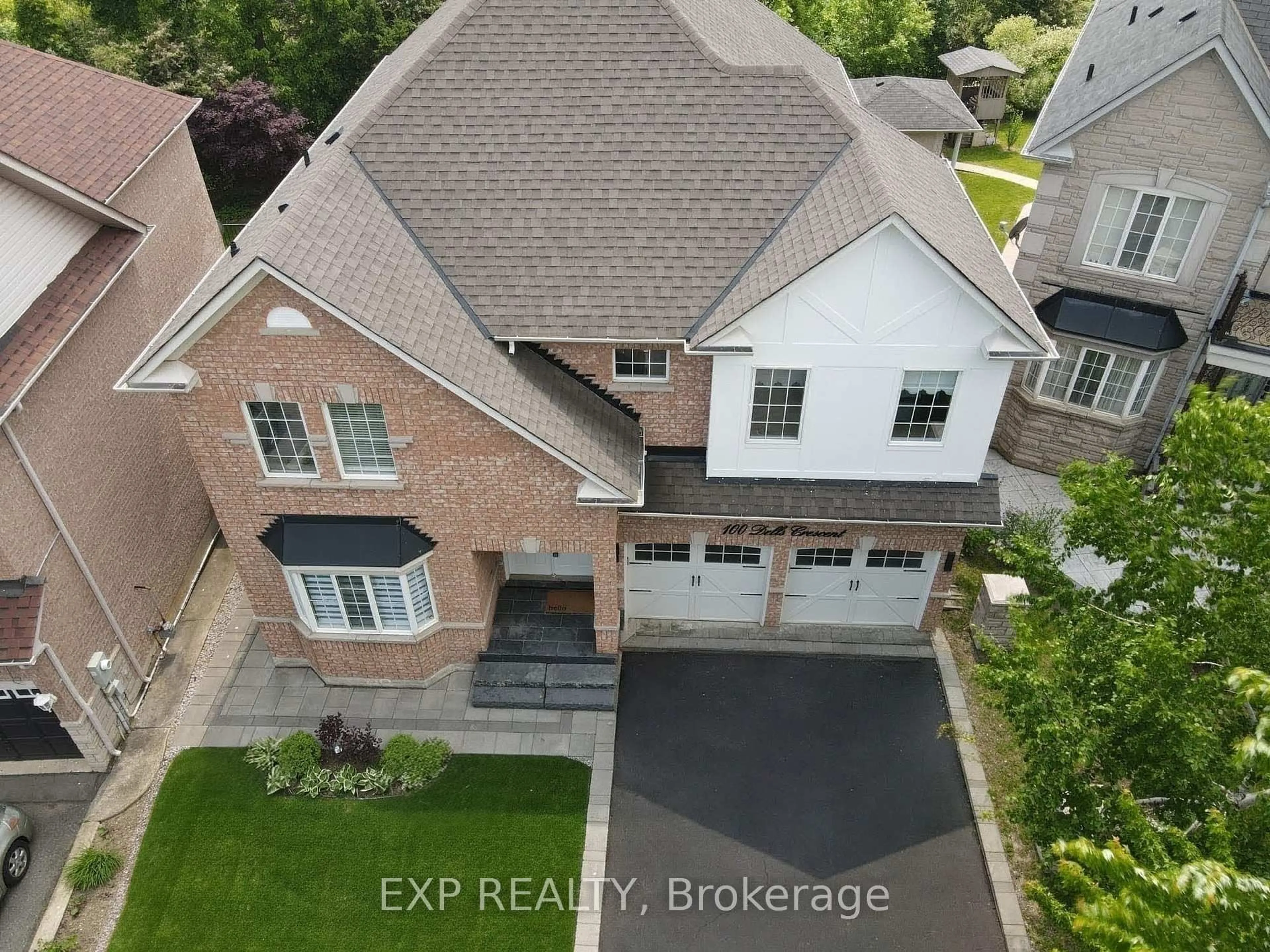 A pic from outside/outdoor area/front of a property/back of a property/a pic from drone, street for 100 Dells Cres, Brampton Ontario L7A 2X1