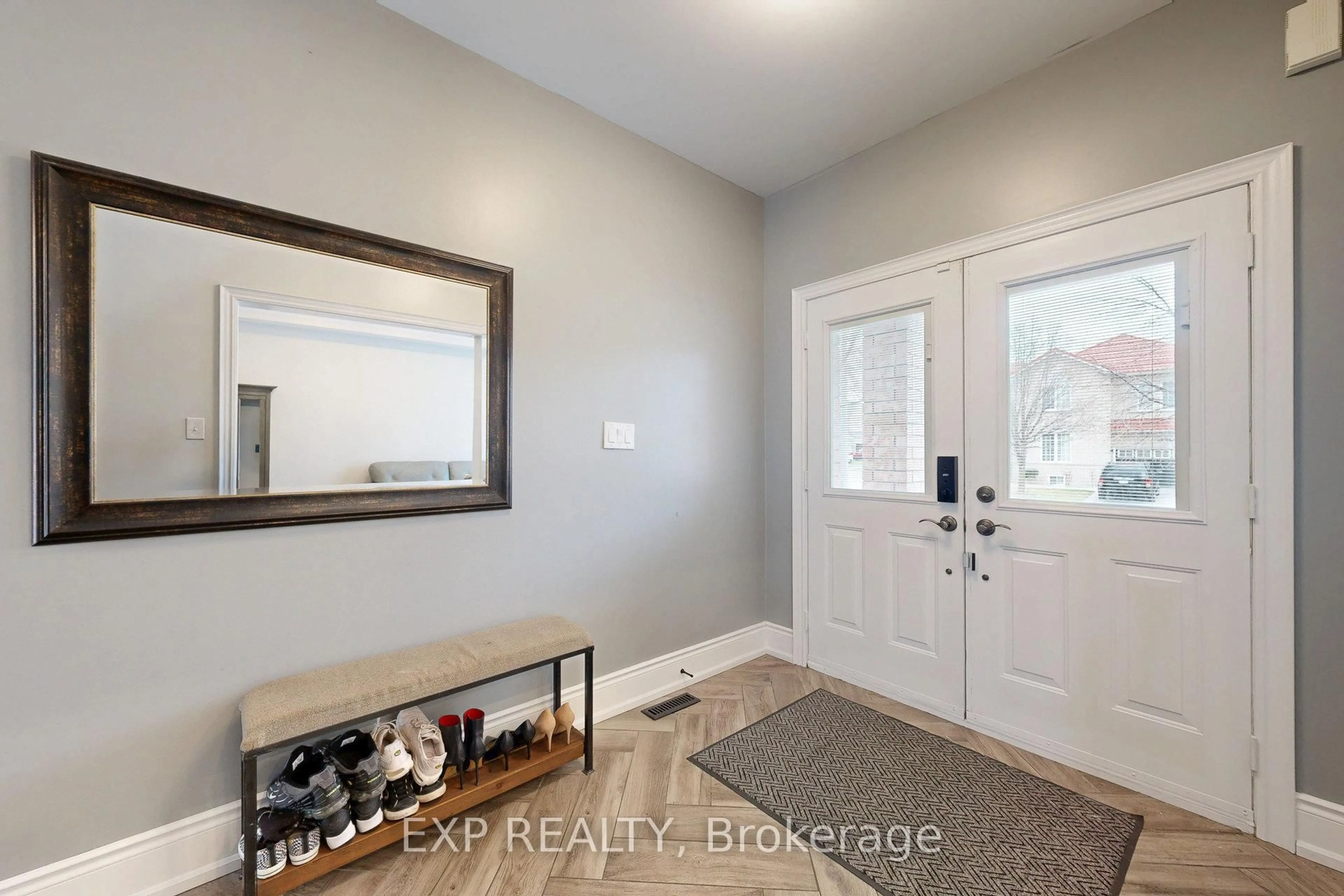 Indoor entryway for 100 Dells Cres, Brampton Ontario L7A 2X1