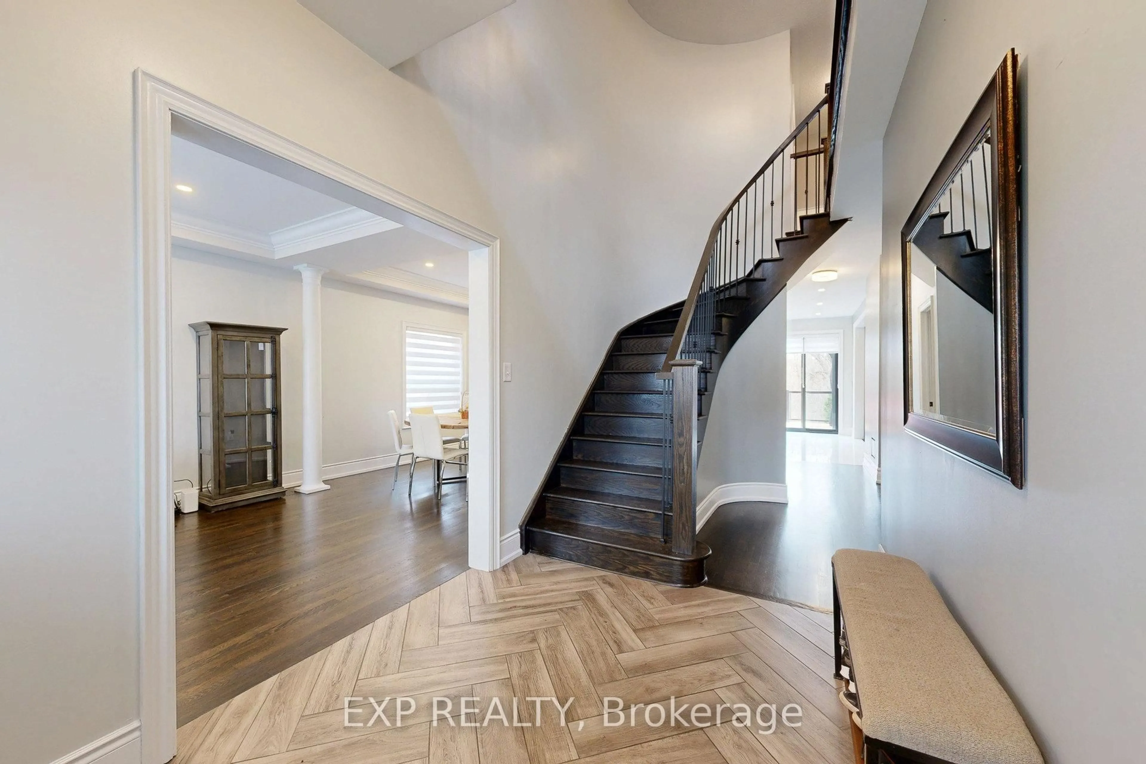 Indoor entryway for 100 Dells Cres, Brampton Ontario L7A 2X1