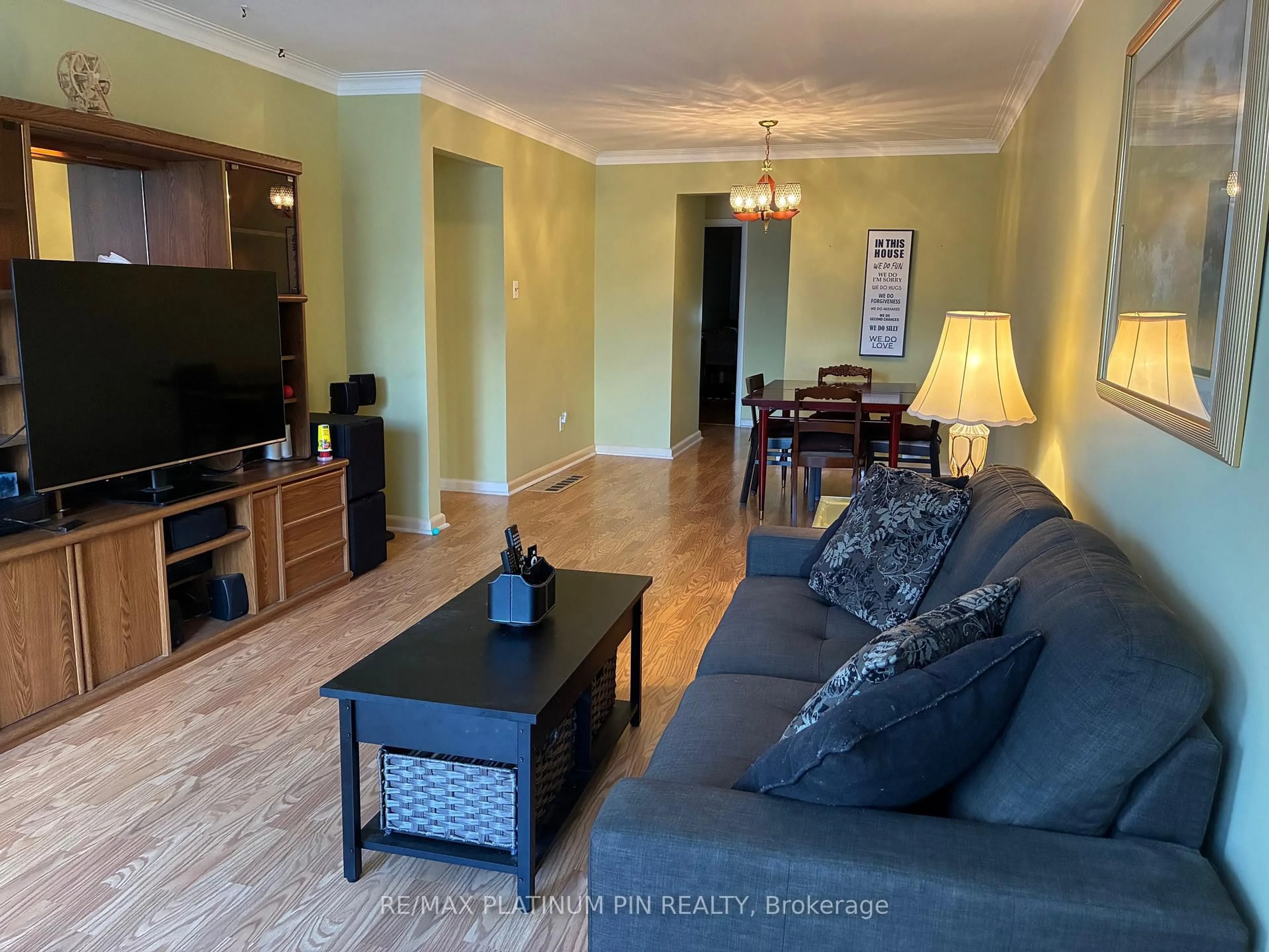 Living room with furniture, wood/laminate floor for 31 Ryewood Dr, Toronto Ontario M3N 1B7