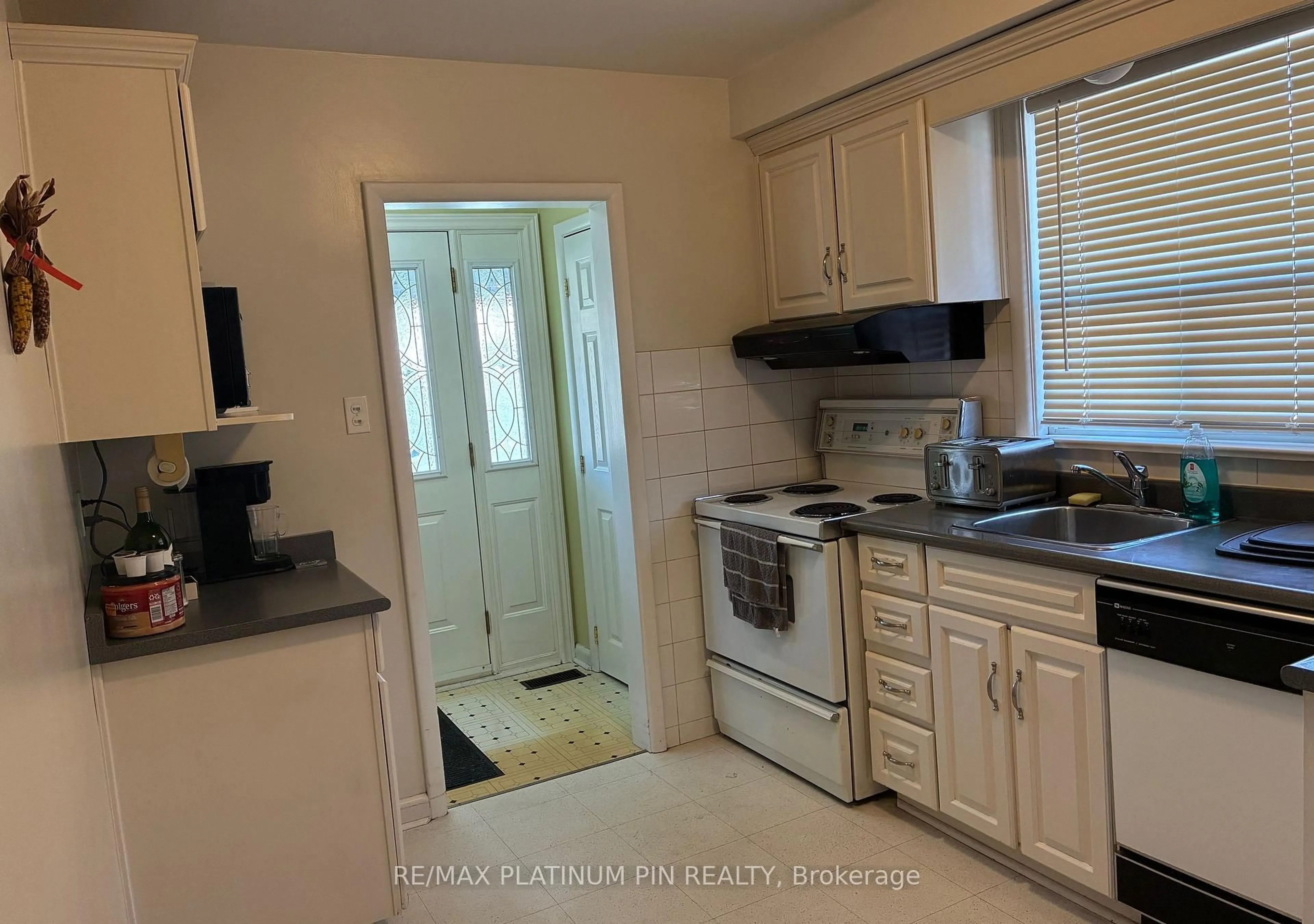 Standard kitchen, unknown for 31 Ryewood Dr, Toronto Ontario M3N 1B7