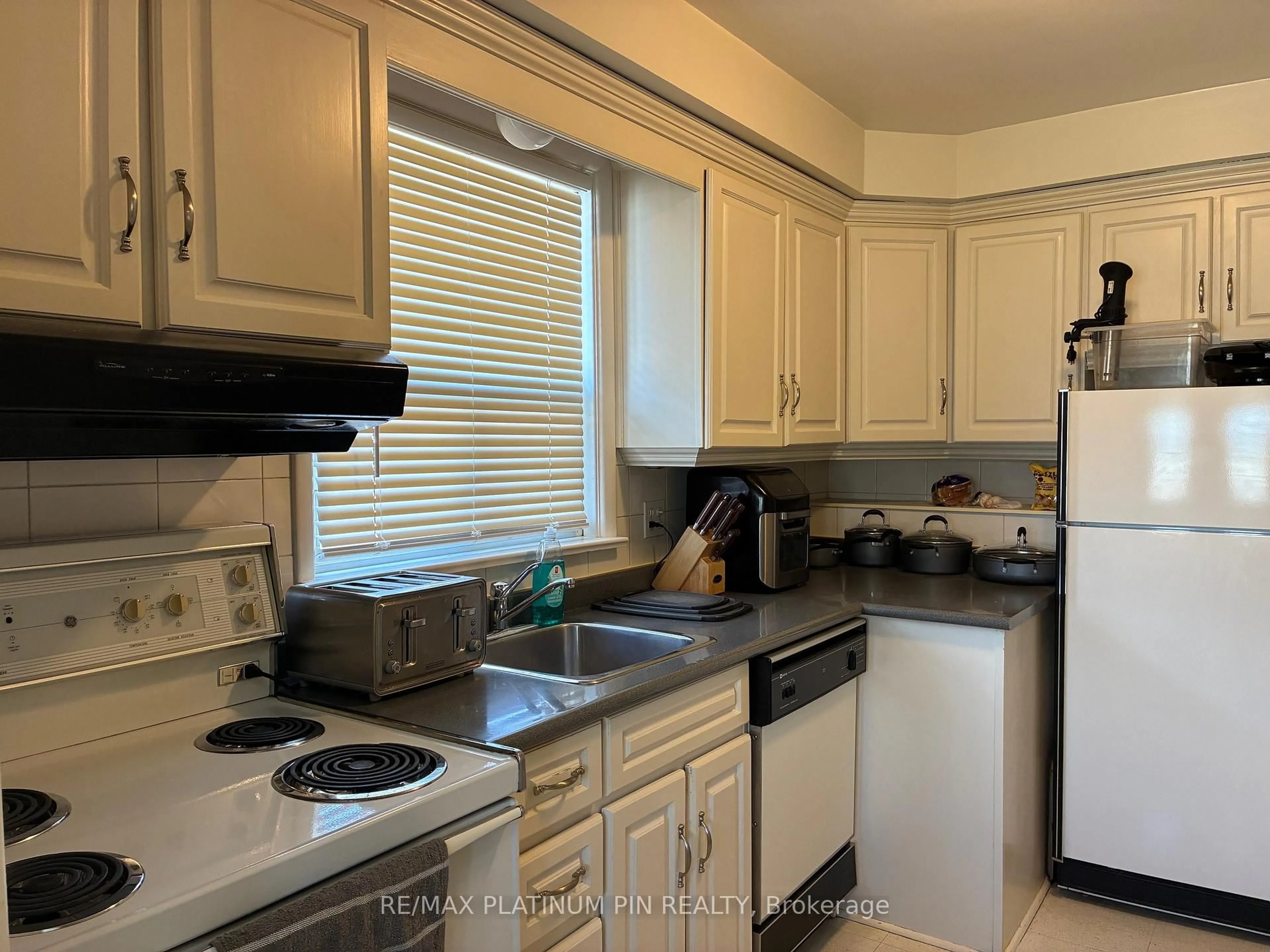 Standard kitchen, unknown for 31 Ryewood Dr, Toronto Ontario M3N 1B7