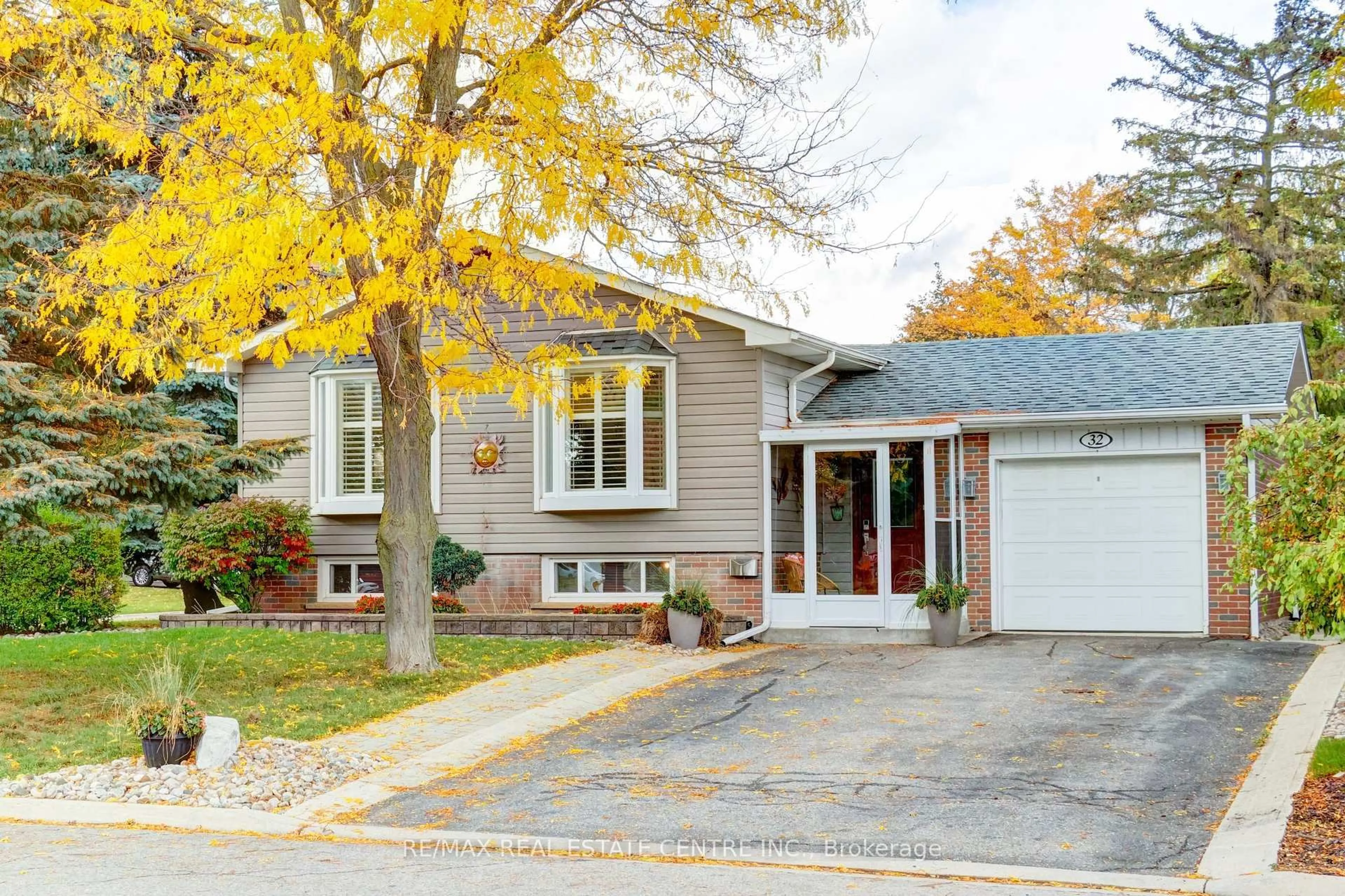 Home with brick exterior material, street for 32 Willis Dr, Brampton Ontario L6W 1B1