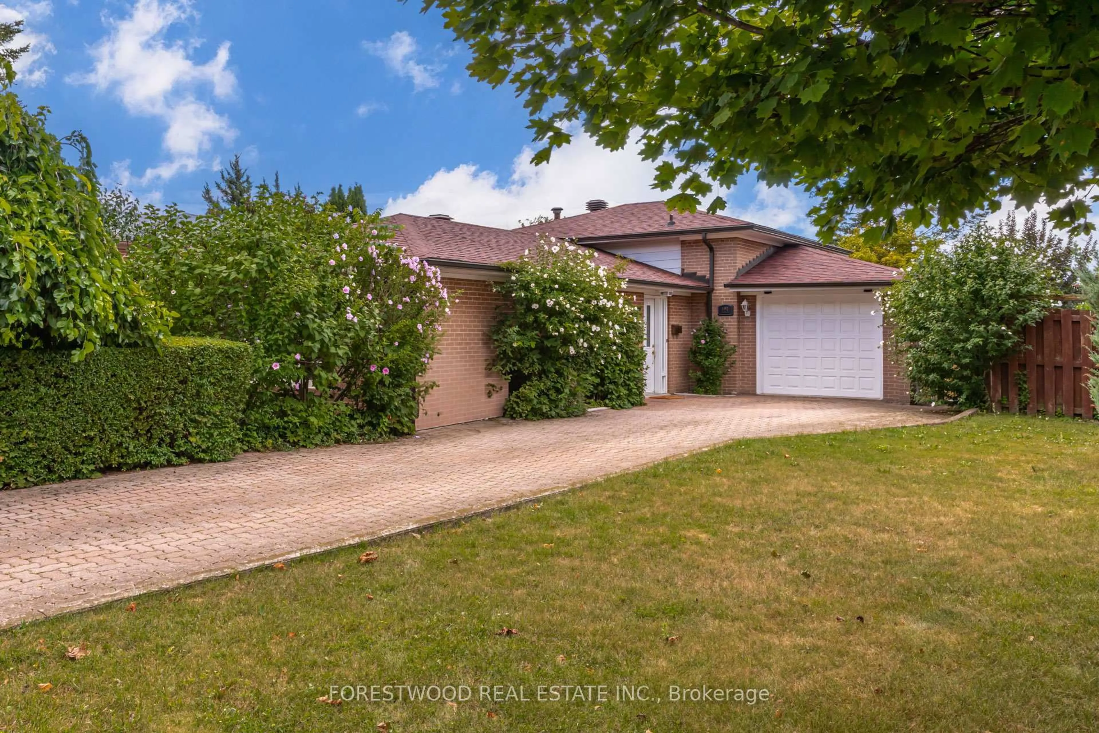 A pic from outside/outdoor area/front of a property/back of a property/a pic from drone, street for 1192 Chada Ave, Mississauga Ontario L5C 1P9