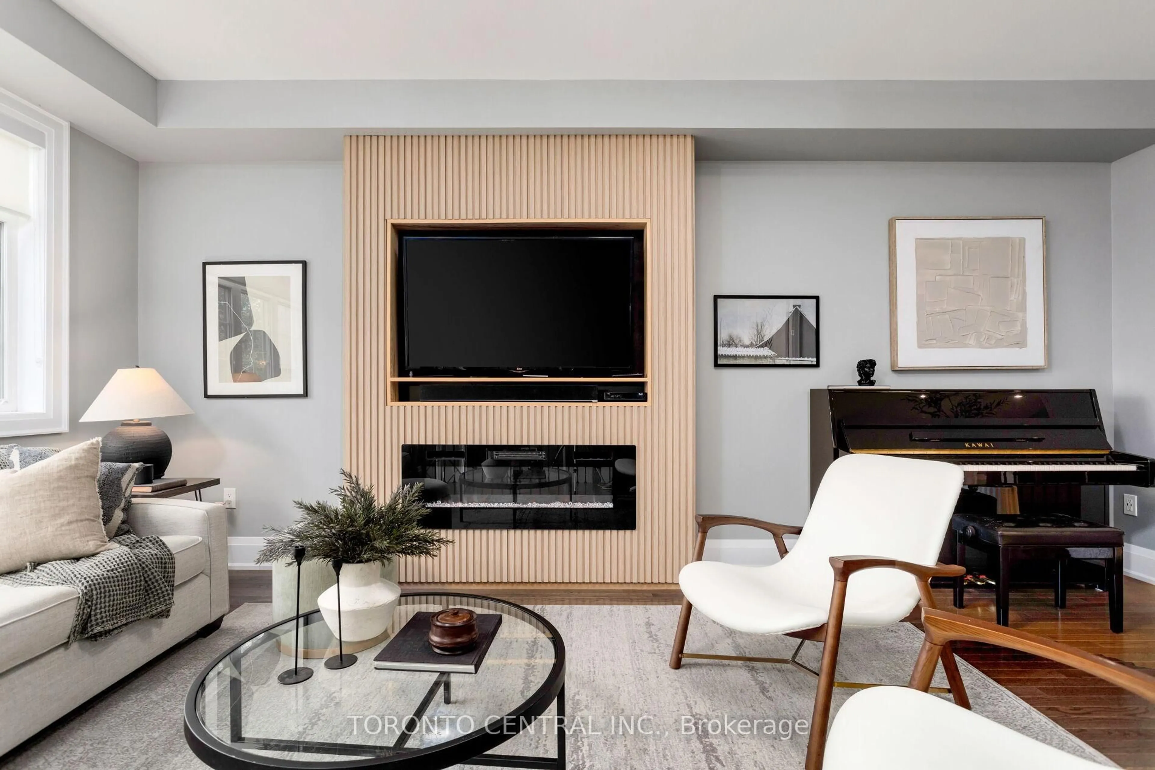 Living room with furniture, unknown for 9 Chimney Swift Crt, Toronto Ontario M9B 0C6