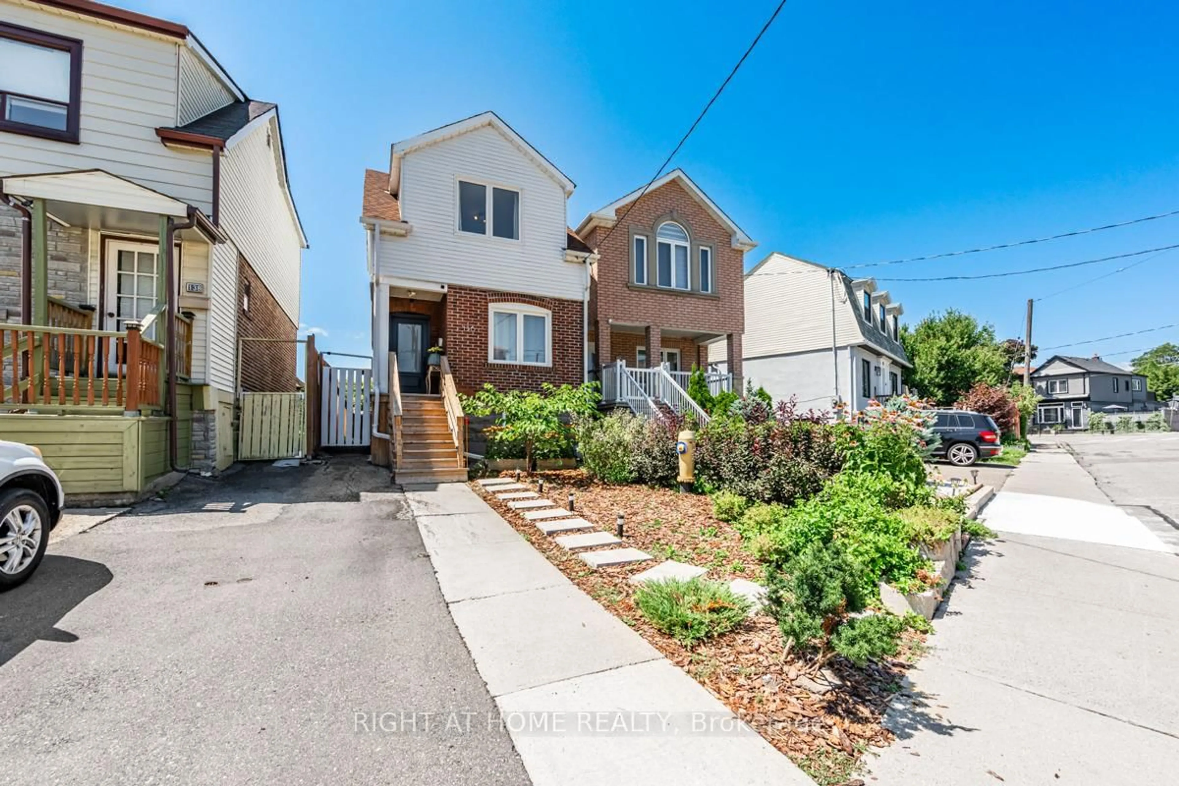 A pic from outside/outdoor area/front of a property/back of a property/a pic from drone, street for 136 Avon Ave, Toronto Ontario M6N 3W9