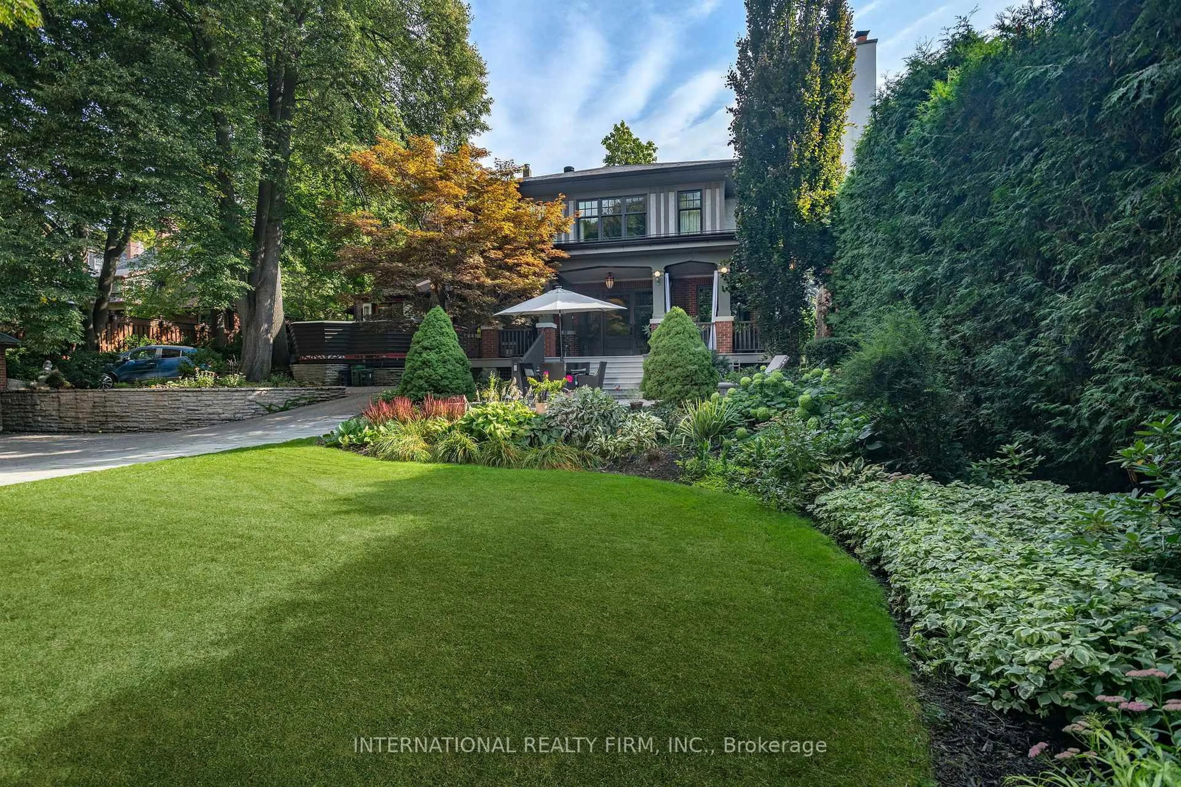 A pic from outside/outdoor area/front of a property/back of a property/a pic from drone, street for 270 Indian Rd, Toronto Ontario M6R 2X2
