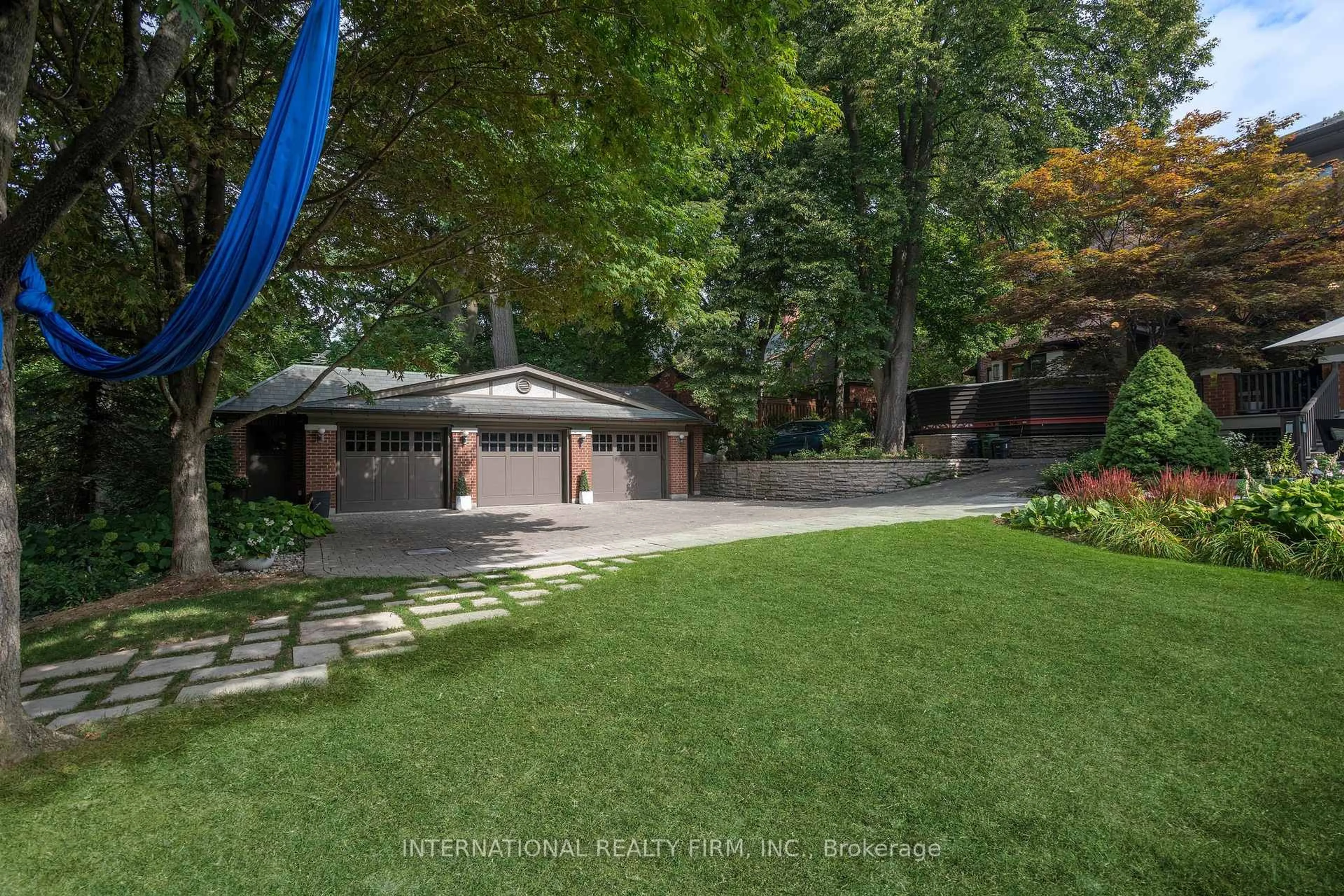 A pic from outside/outdoor area/front of a property/back of a property/a pic from drone, street for 270 Indian Rd, Toronto Ontario M6R 2X2