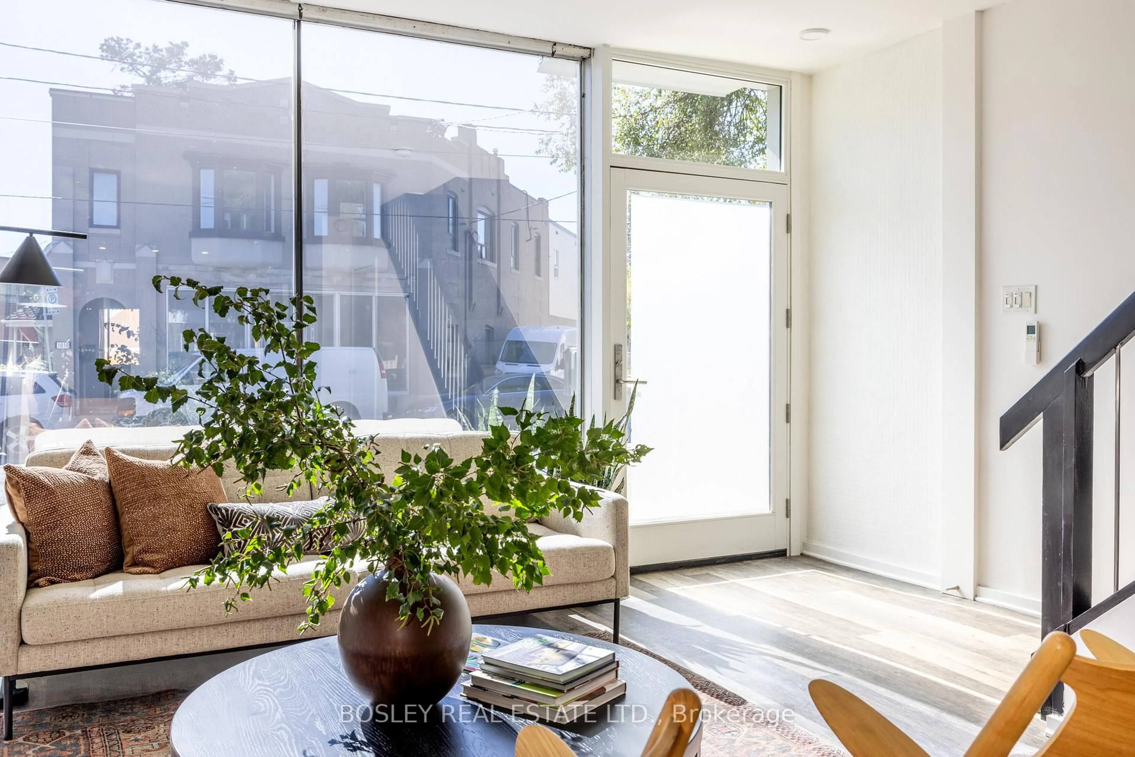 Indoor entryway for 1007 Weston Rd, Toronto Ontario M6N 3R9