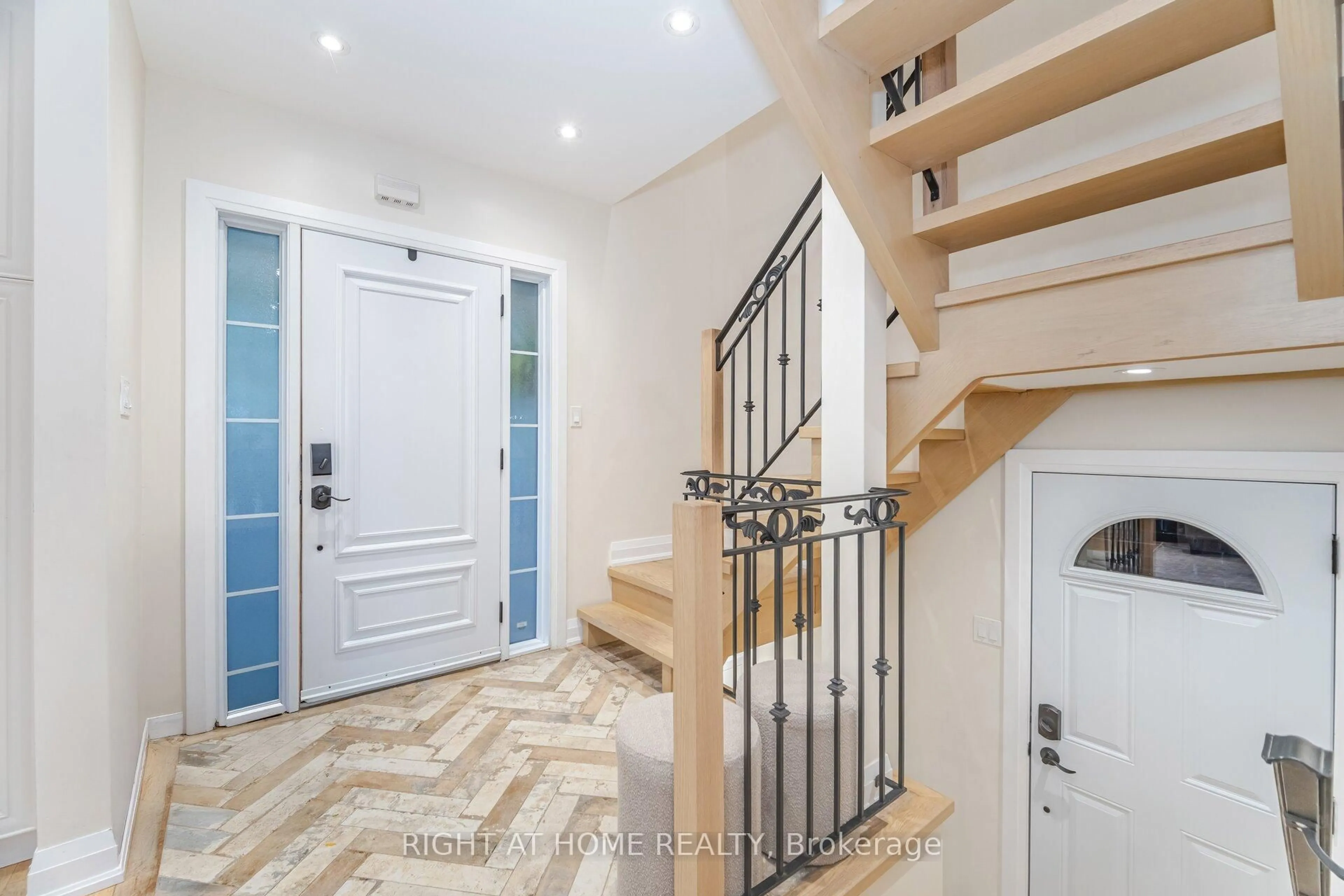 Indoor entryway for 28 Forty First St, Toronto Ontario M8W 3N6