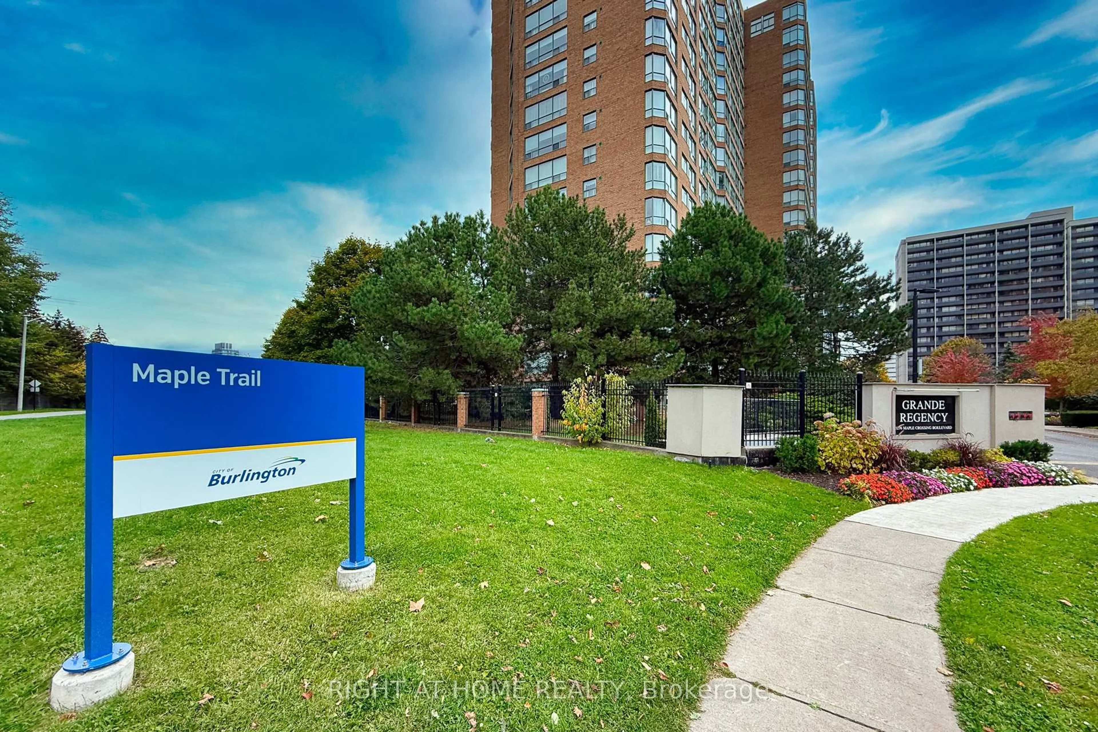 Indoor foyer for 1276 Maple Crossing Blvd #111, Burlington Ontario L7S 2J9