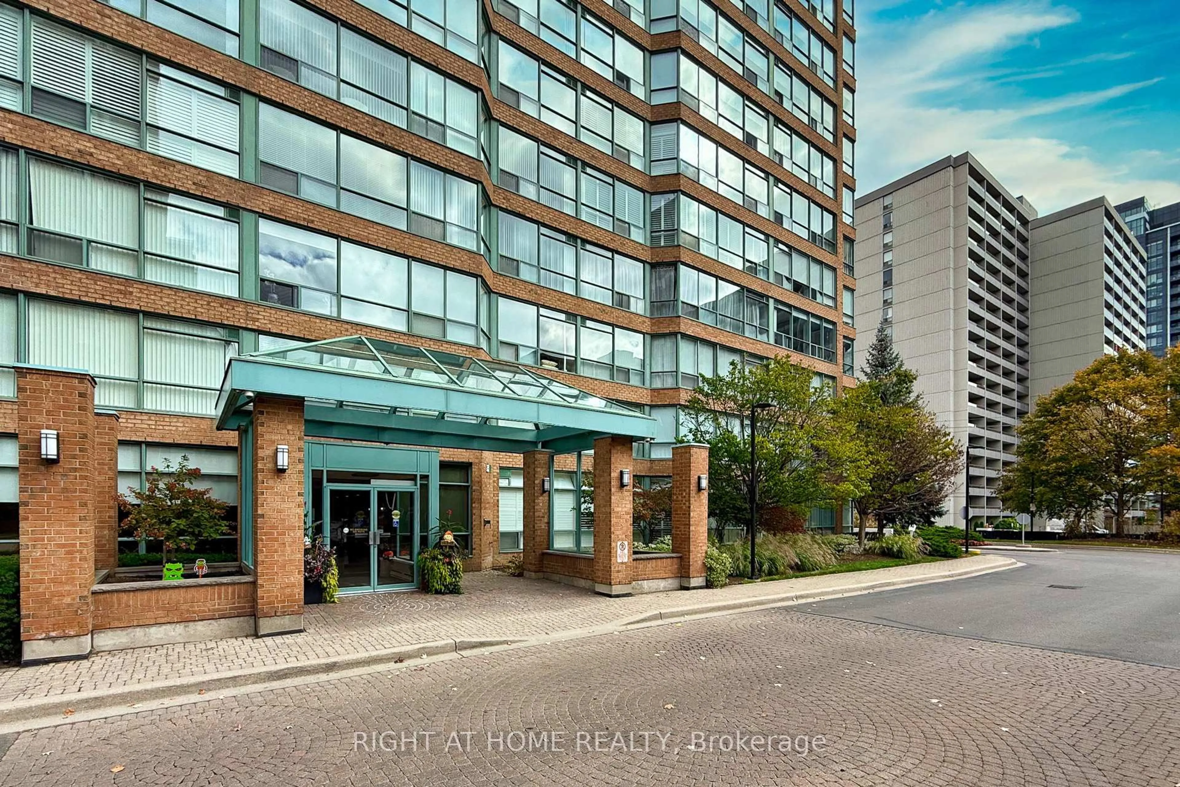 Indoor foyer for 1276 Maple Crossing Blvd #111, Burlington Ontario L7S 2J9