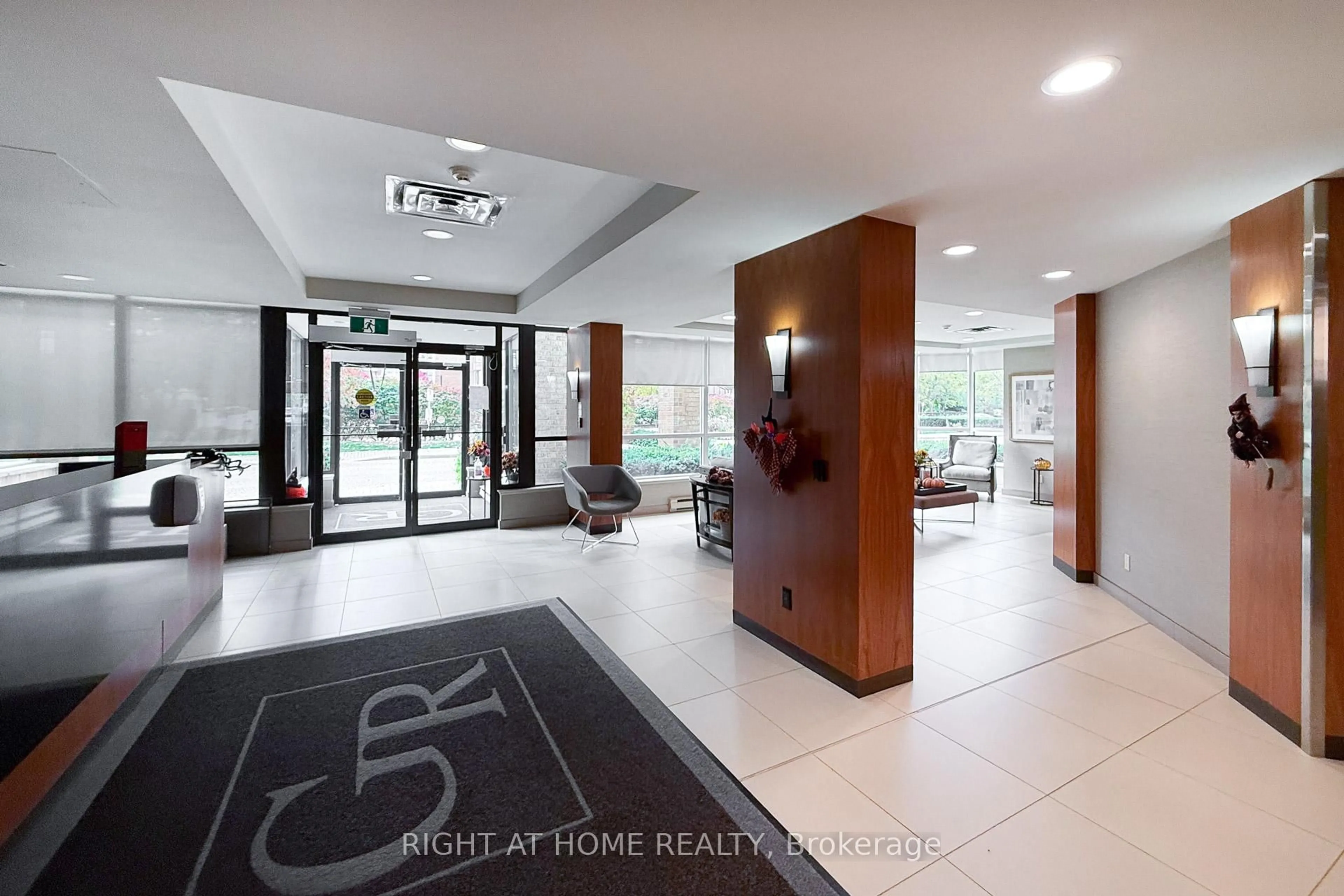 Indoor foyer for 1276 Maple Crossing Blvd #111, Burlington Ontario L7S 2J9