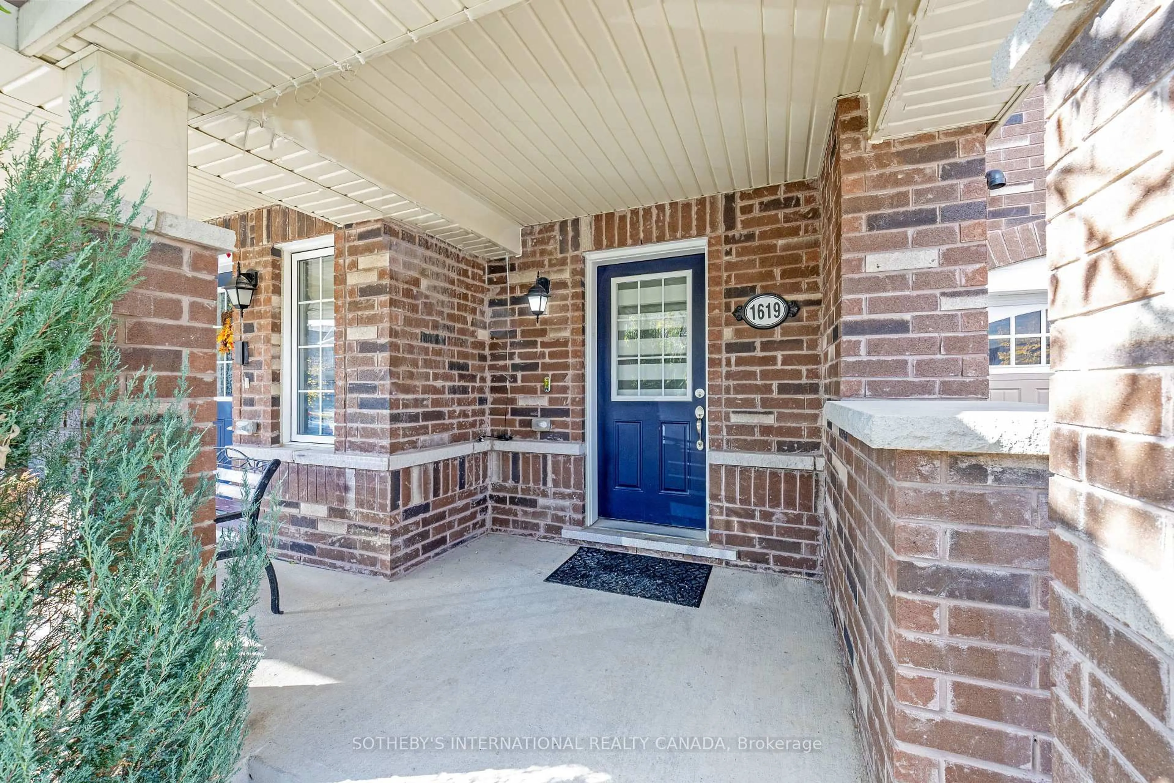 Indoor entryway for 1619 Gainer Cres, Milton Ontario L9T 8X9