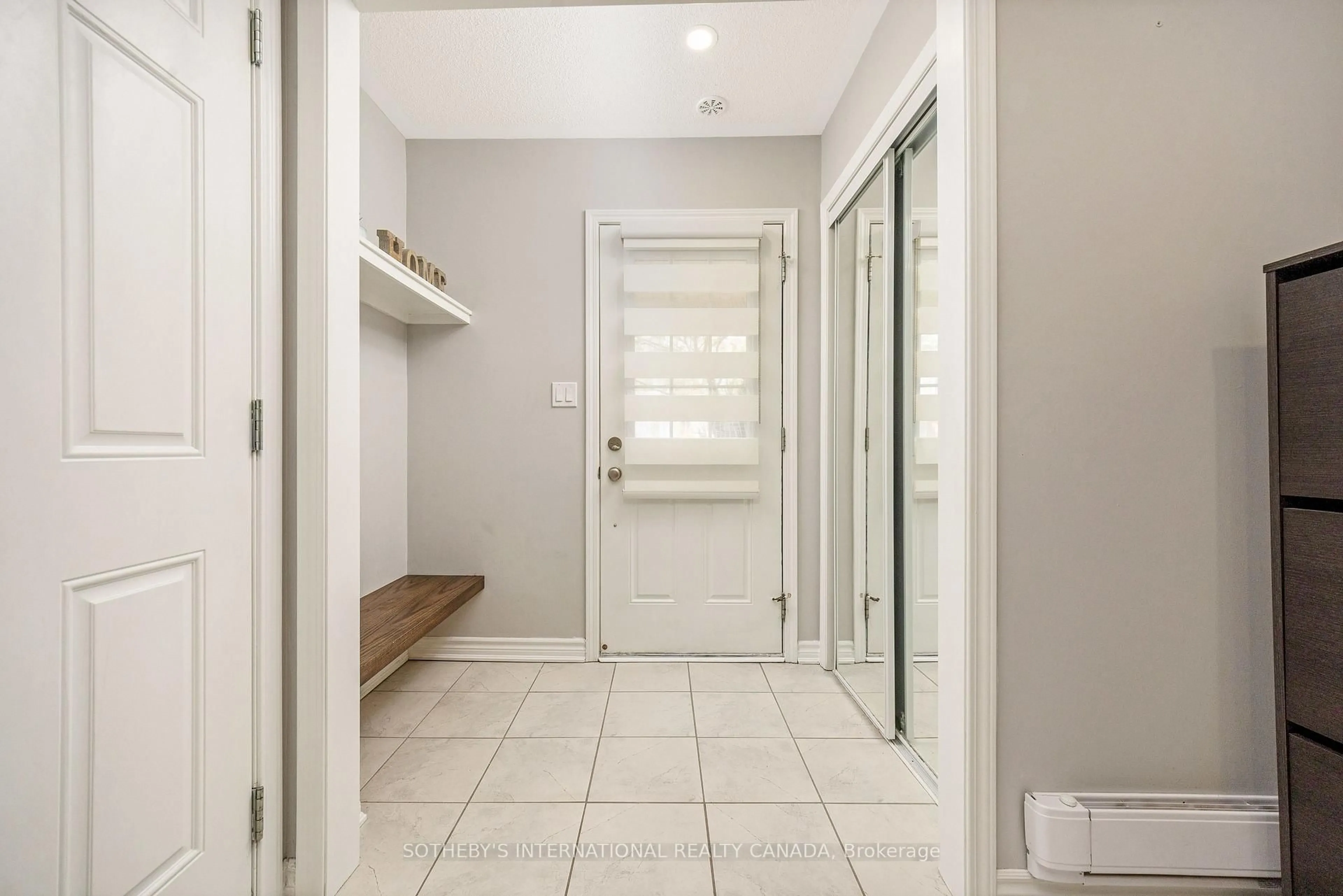 Indoor entryway for 1619 Gainer Cres, Milton Ontario L9T 8X9