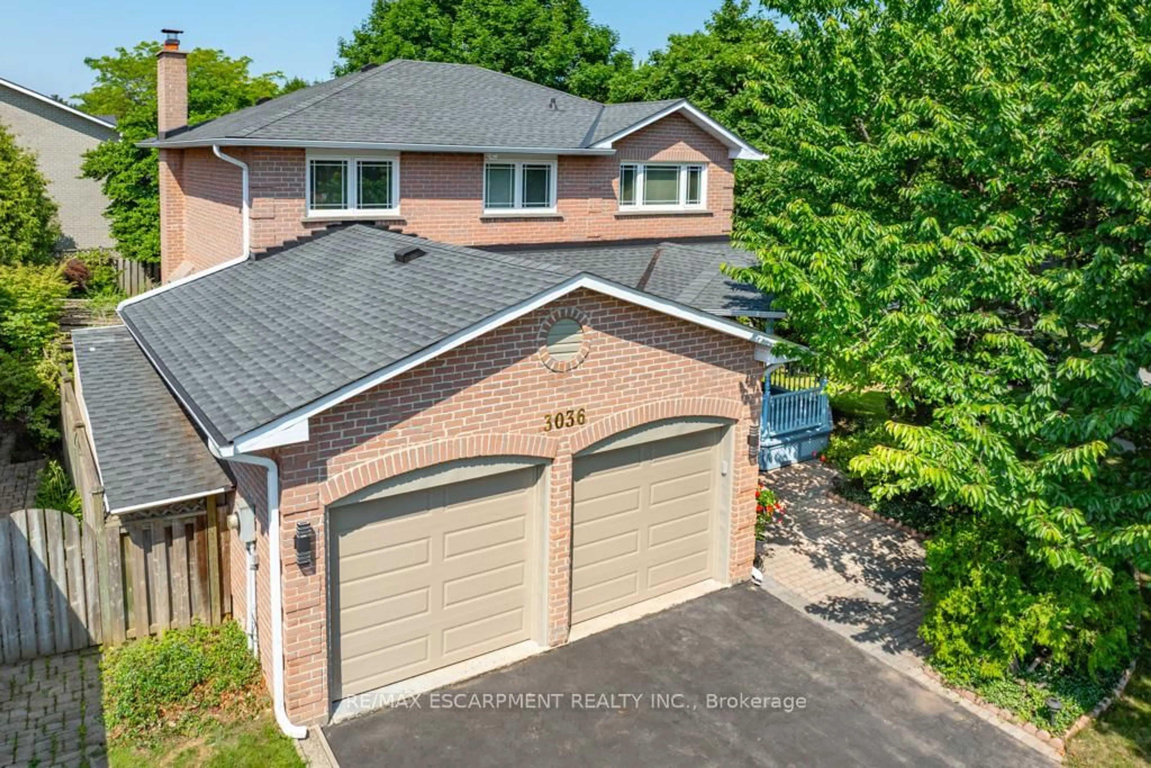 A pic from outside/outdoor area/front of a property/back of a property/a pic from drone, street for 3036 Swansea Dr, Oakville Ontario L6L 6H9