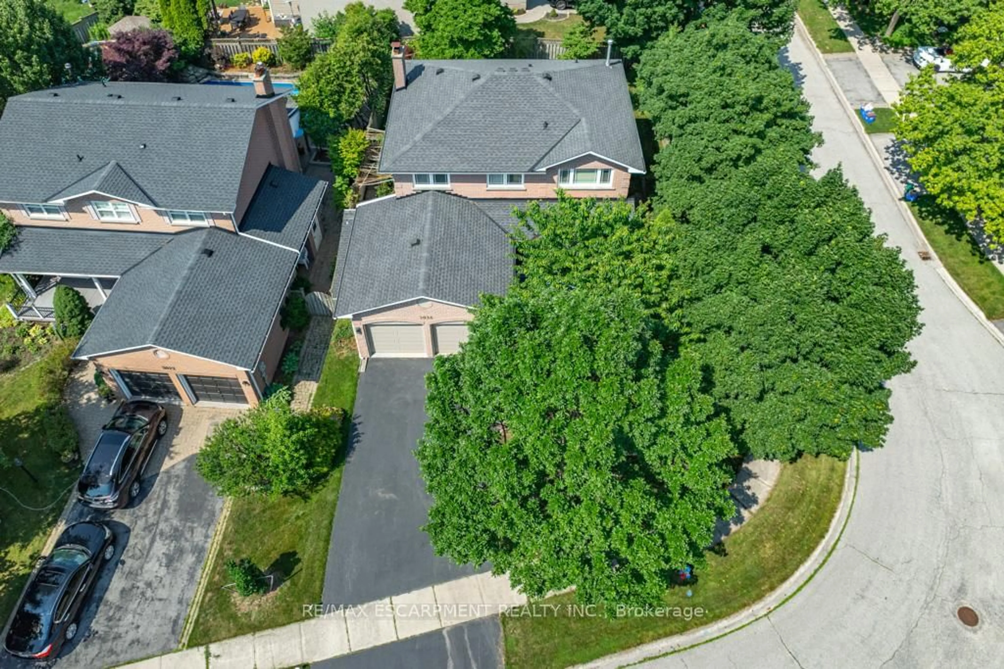 A pic from outside/outdoor area/front of a property/back of a property/a pic from drone, street for 3036 Swansea Dr, Oakville Ontario L6L 6H9
