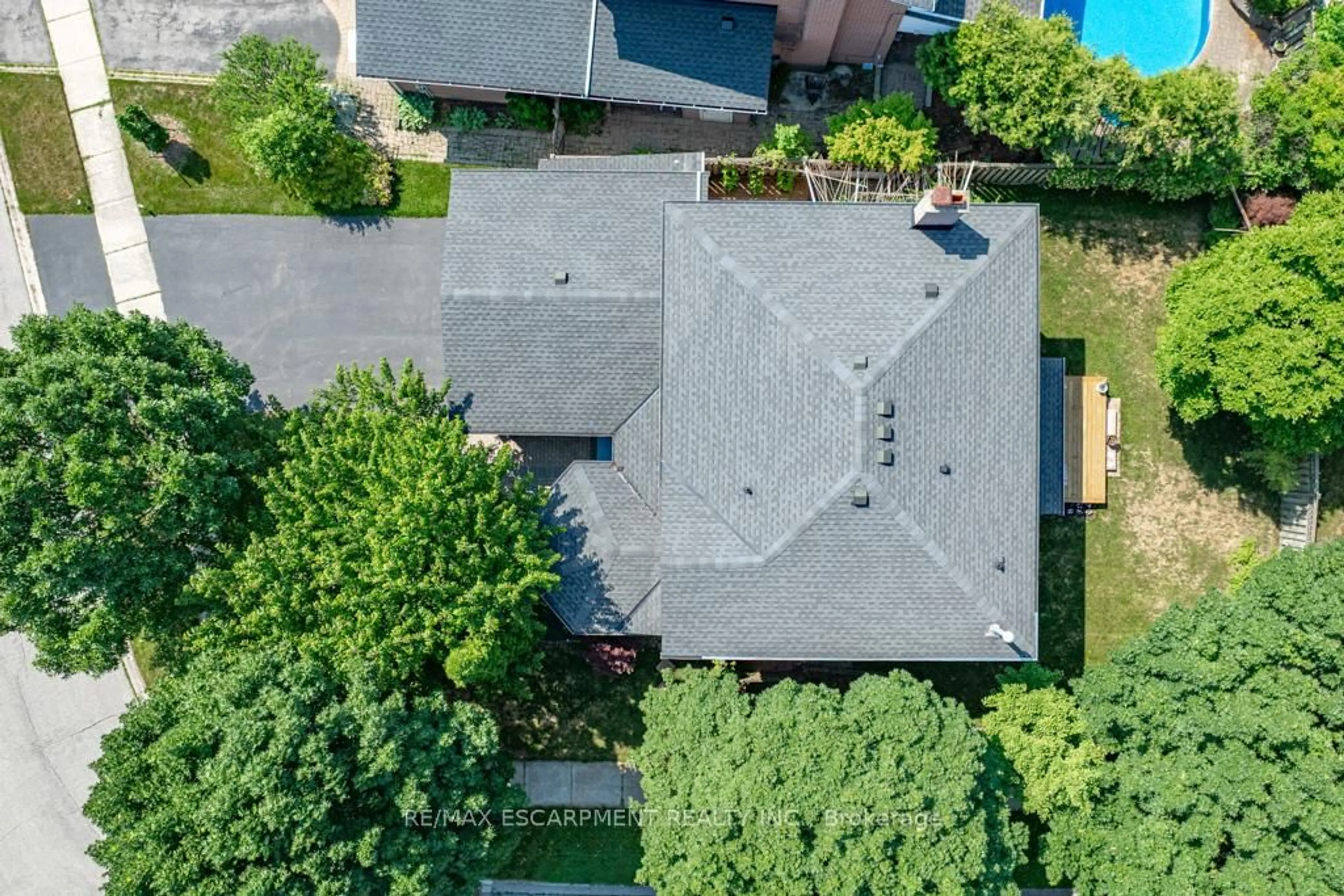 A pic from outside/outdoor area/front of a property/back of a property/a pic from drone, street for 3036 Swansea Dr, Oakville Ontario L6L 6H9