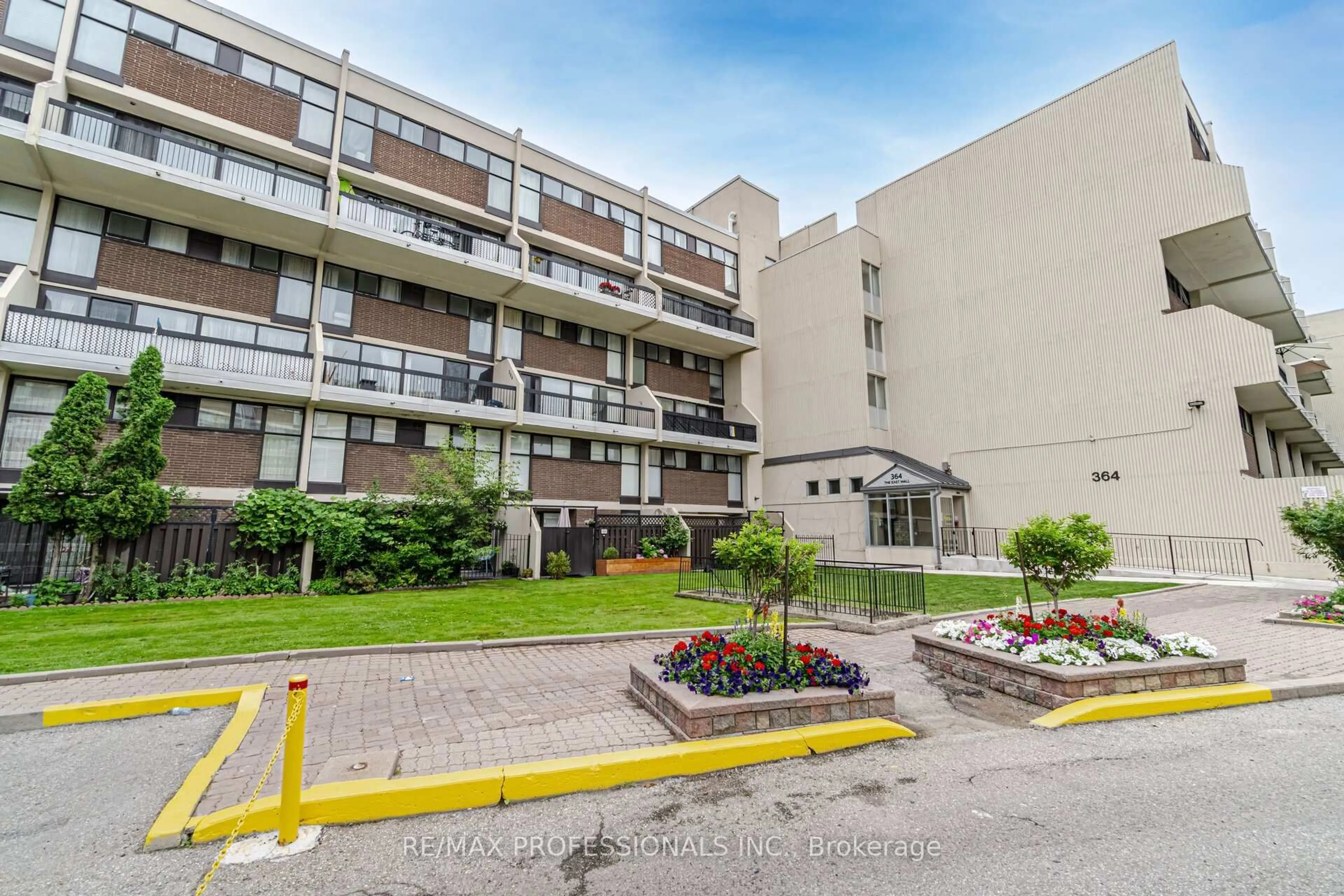 Patio, street for 364 The East Mall #326B, Toronto Ontario M9B 6C5