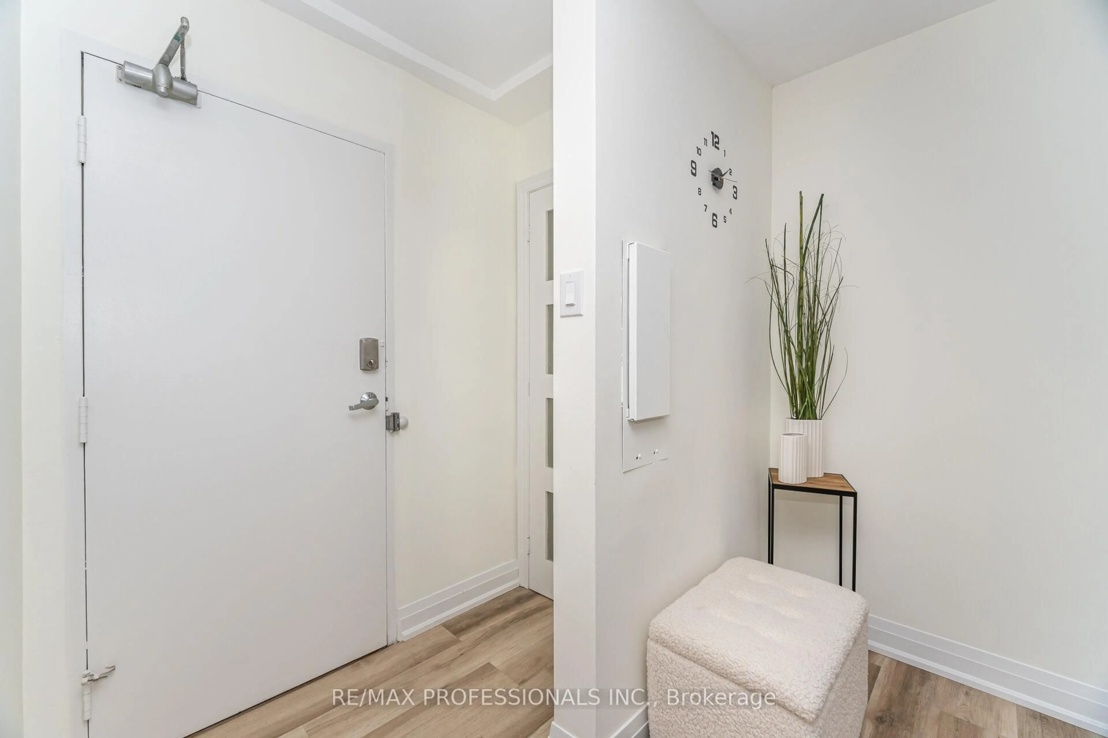 Indoor entryway for 364 The East Mall #326B, Toronto Ontario M9B 6C5