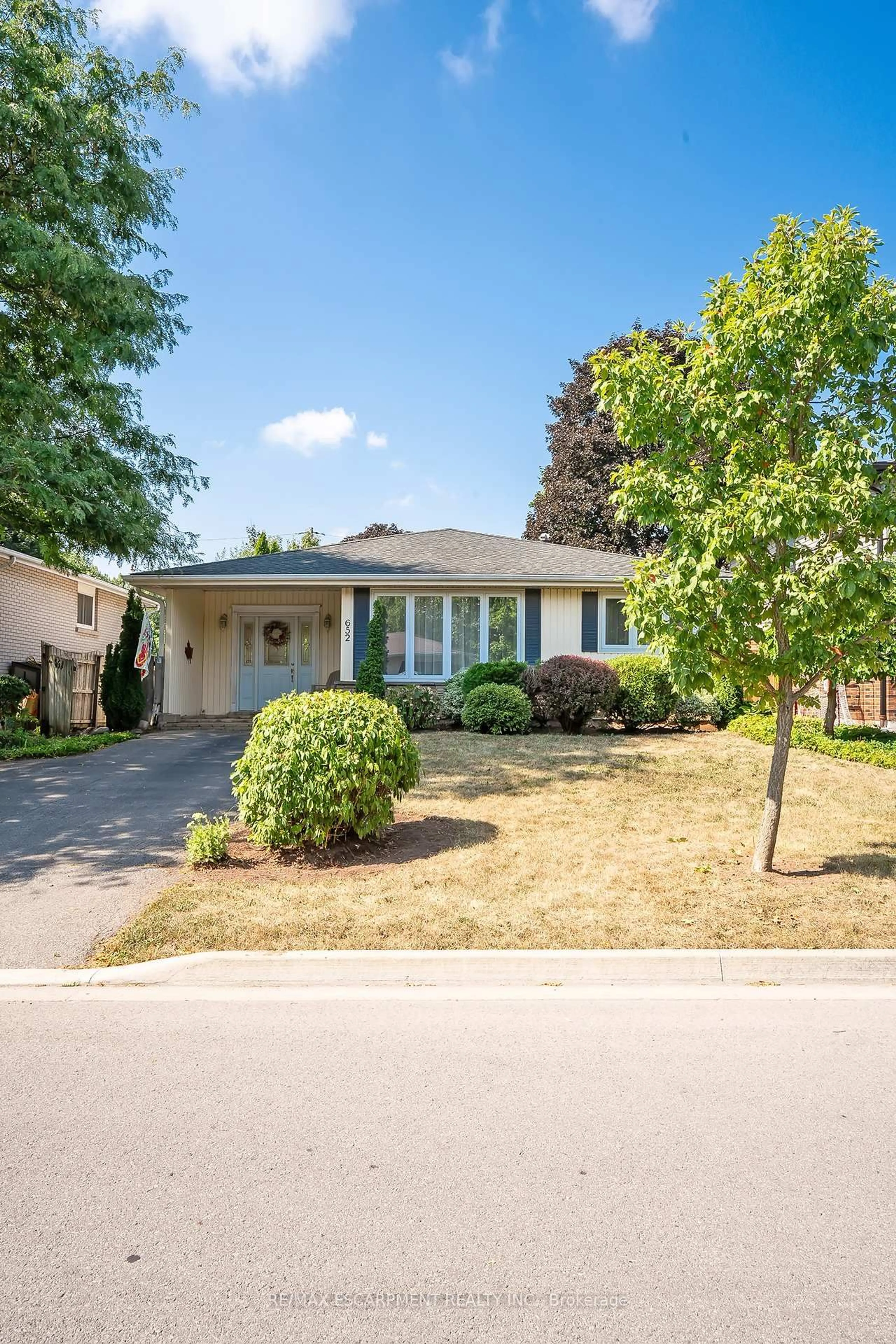Home with vinyl exterior material, street for 652 Ardleigh Cres, Burlington Ontario L7L 4K8
