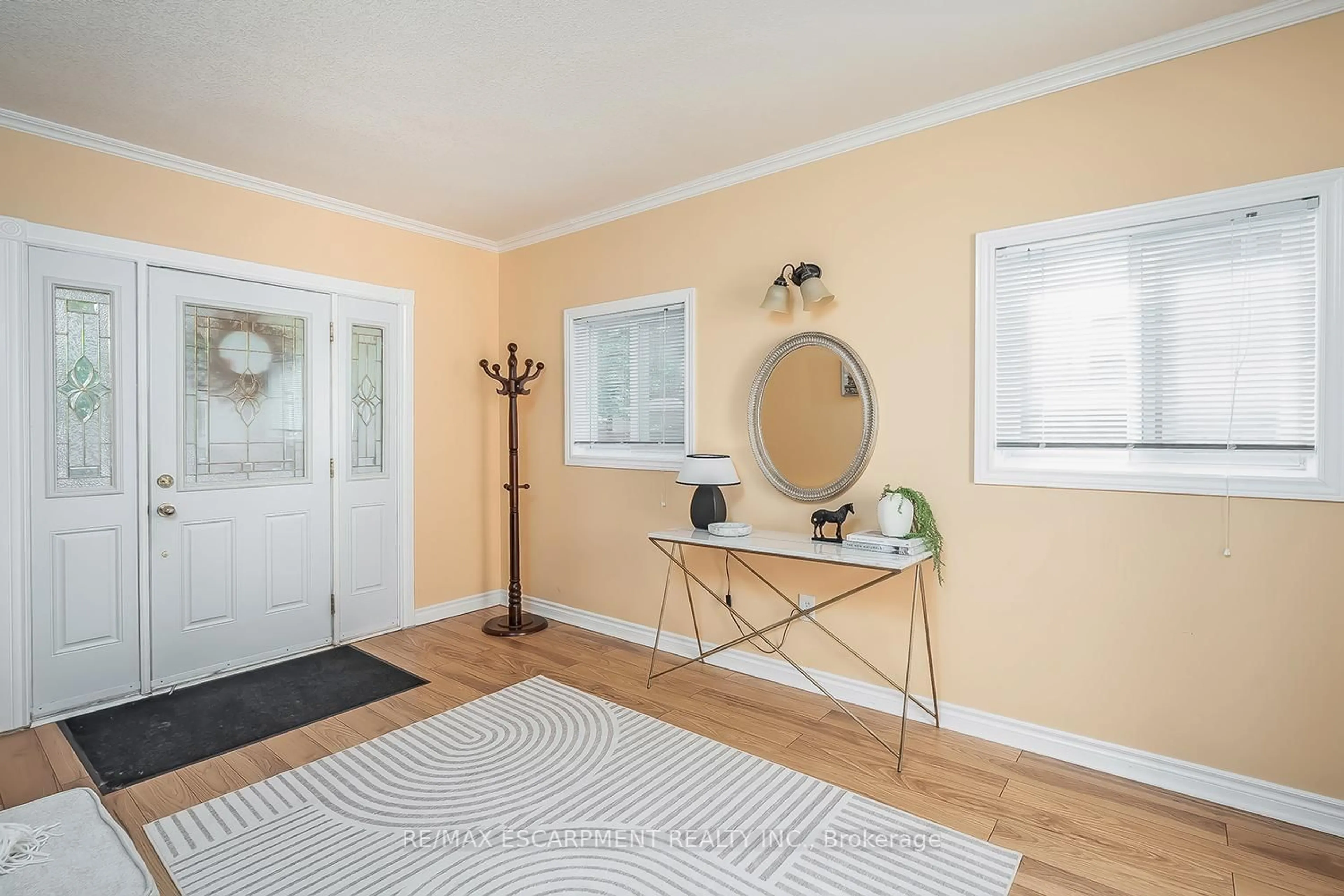 Indoor entryway for 652 Ardleigh Cres, Burlington Ontario L7L 4K8