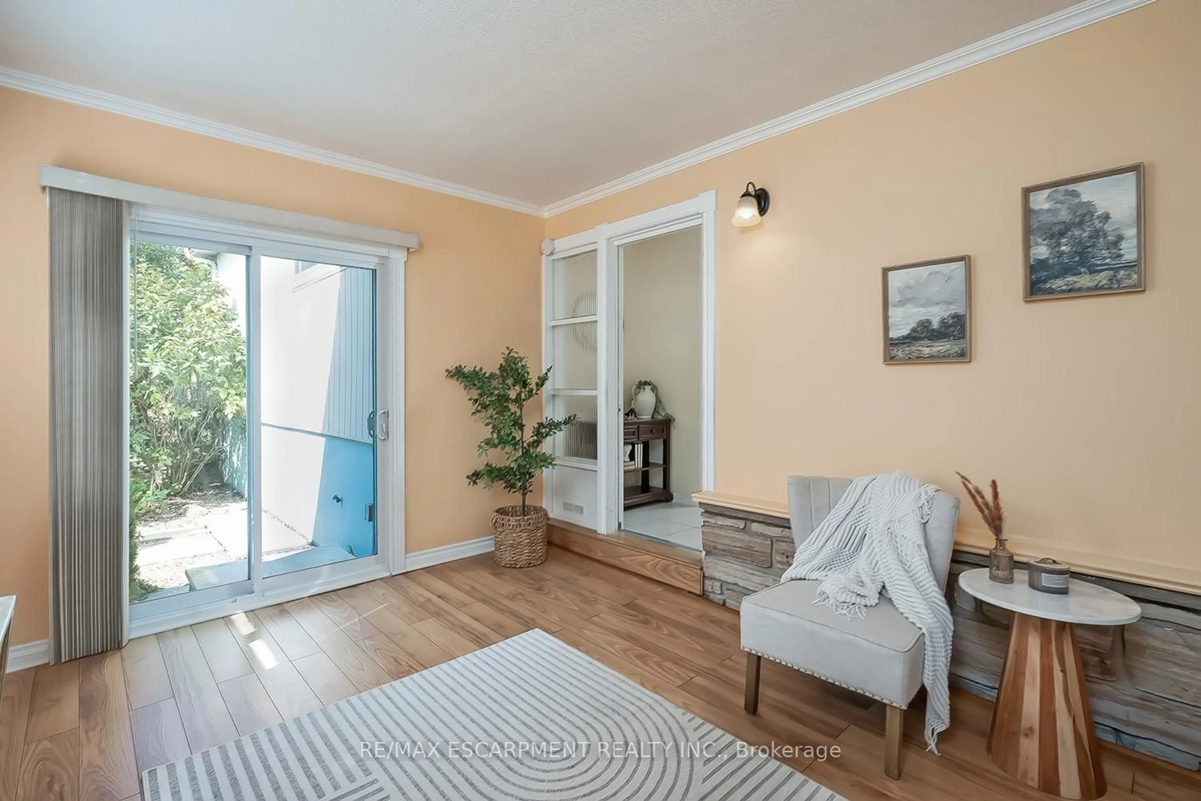 Living room with furniture, wood/laminate floor for 652 Ardleigh Cres, Burlington Ontario L7L 4K8