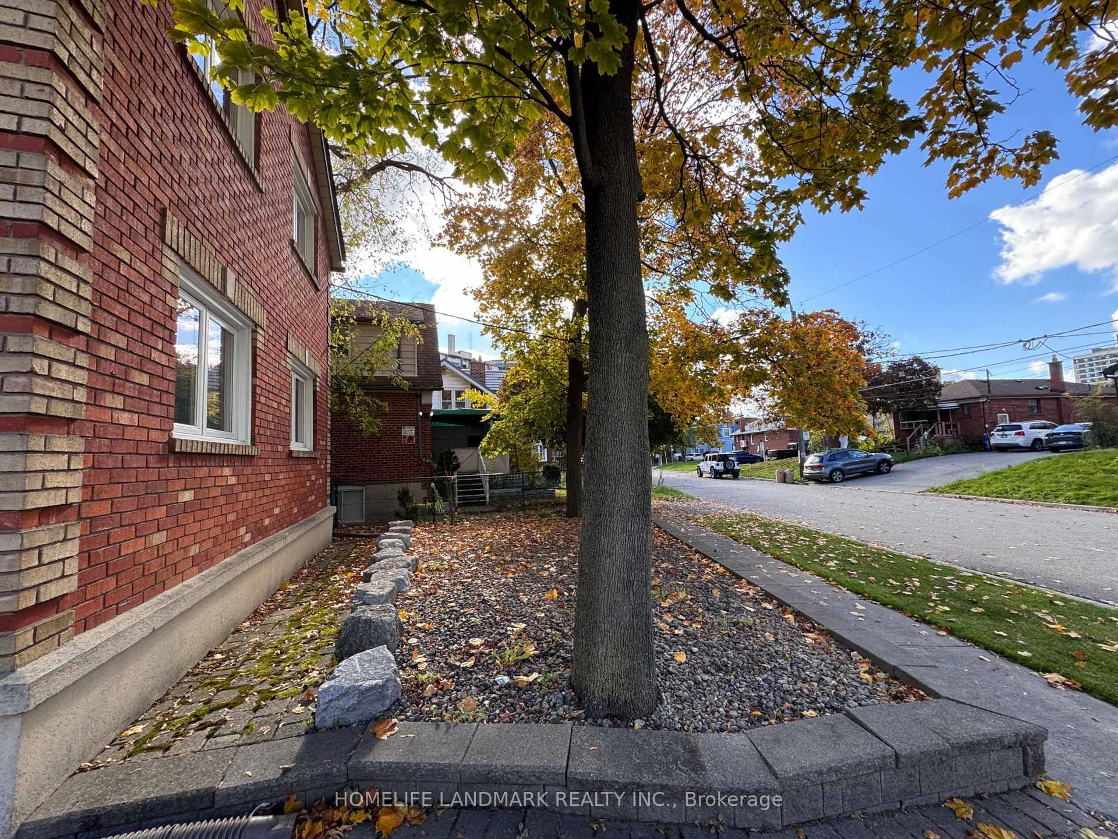 A pic from outside/outdoor area/front of a property/back of a property/a pic from drone, street for 7 Windal Ave, Toronto Ontario M9N 2C2