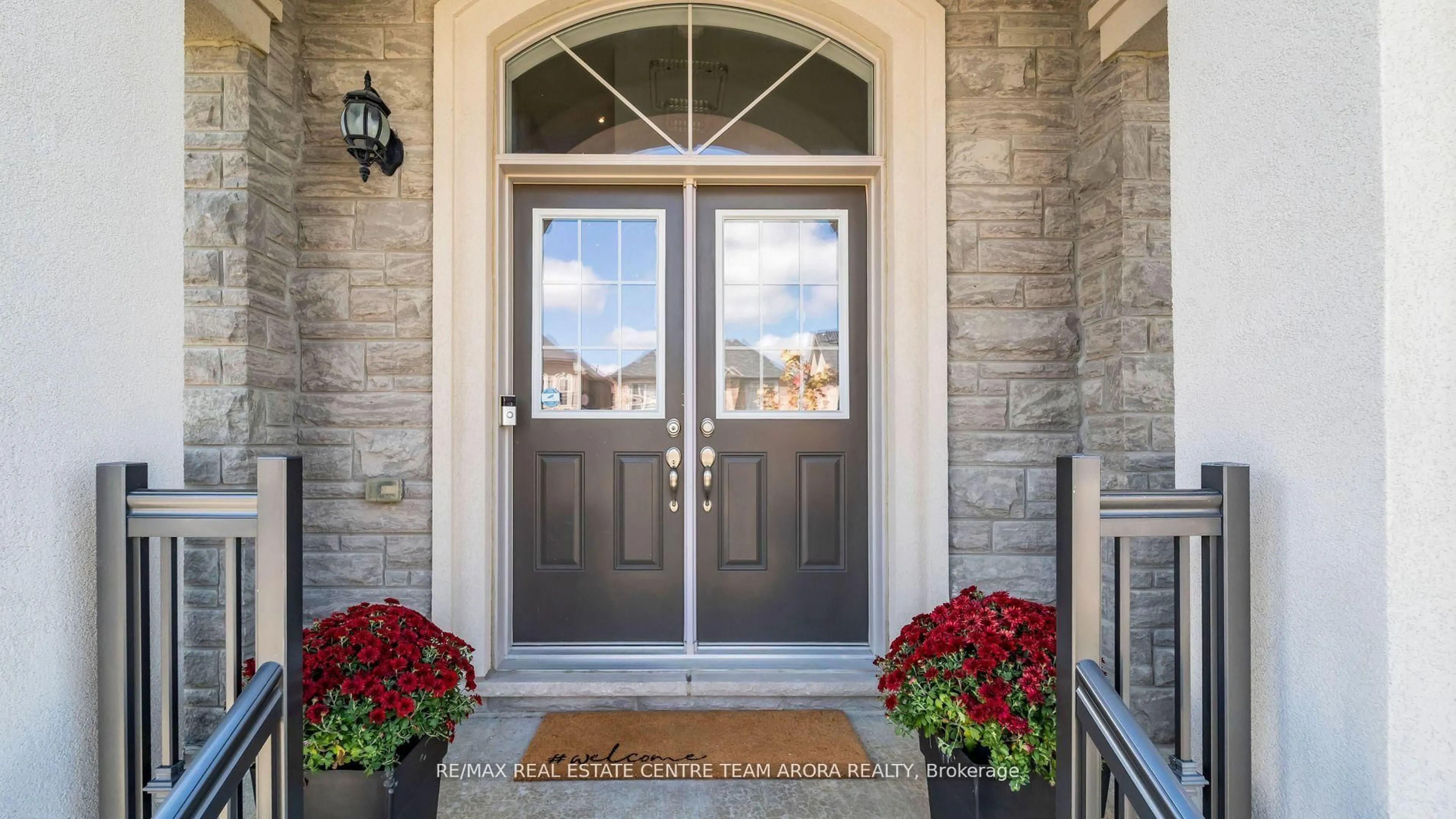 Indoor entryway for 450 Brisdale Dr, Brampton Ontario L7A 4J4