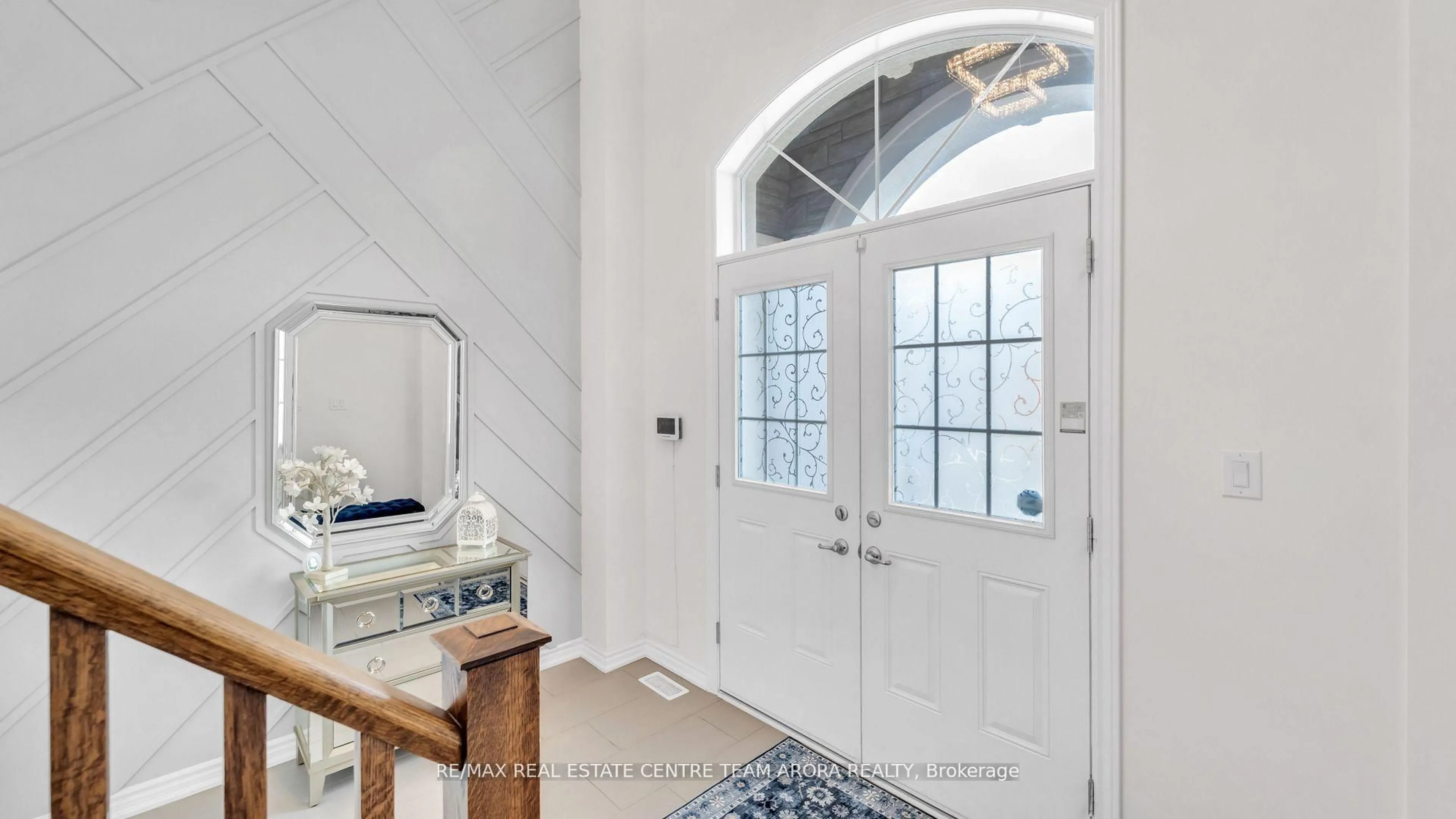 Indoor entryway for 450 Brisdale Dr, Brampton Ontario L7A 4J4