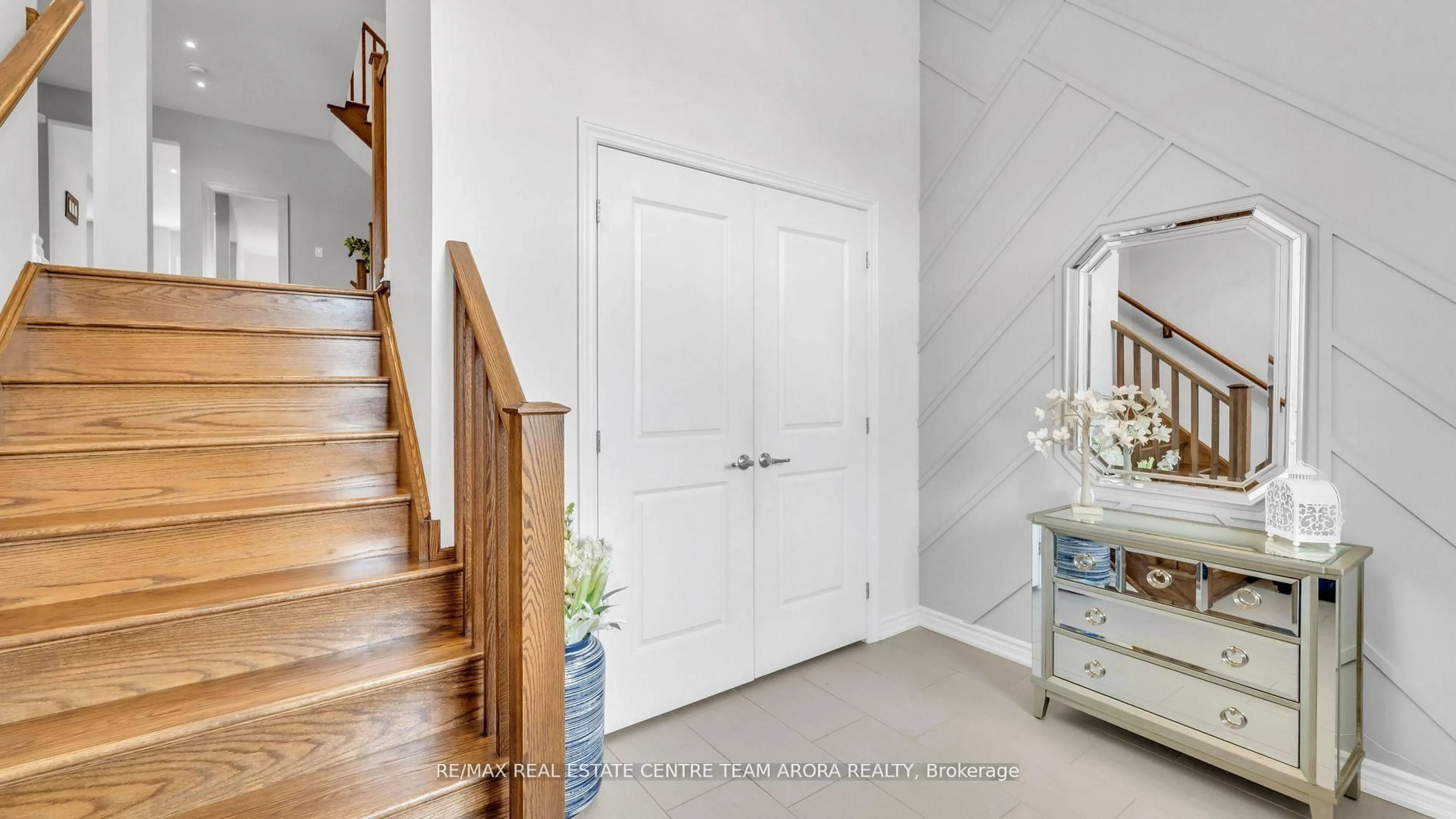 Indoor entryway for 450 Brisdale Dr, Brampton Ontario L7A 4J4