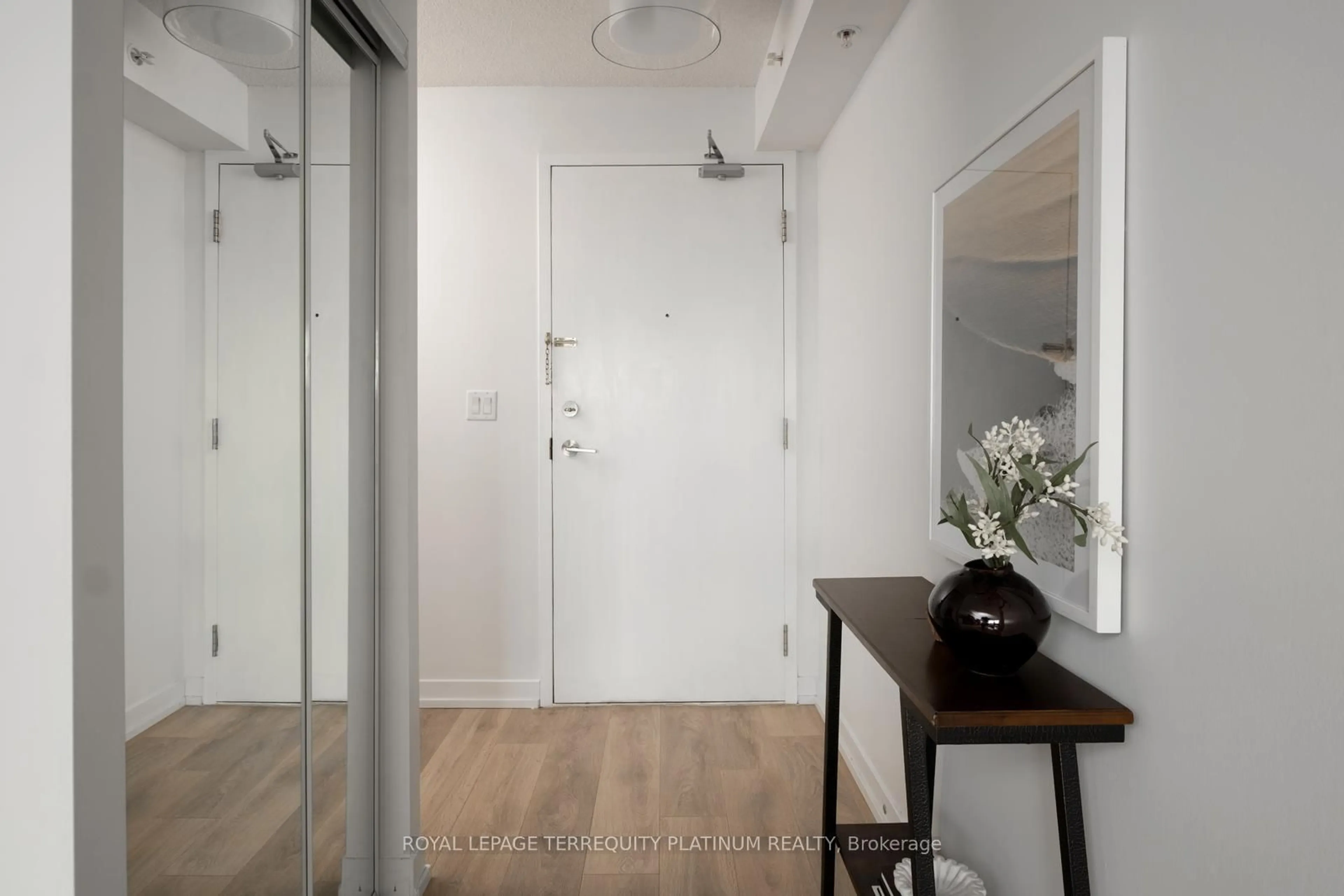 Indoor entryway for 1420 Dupont St #1407, Toronto Ontario M6H 0C2