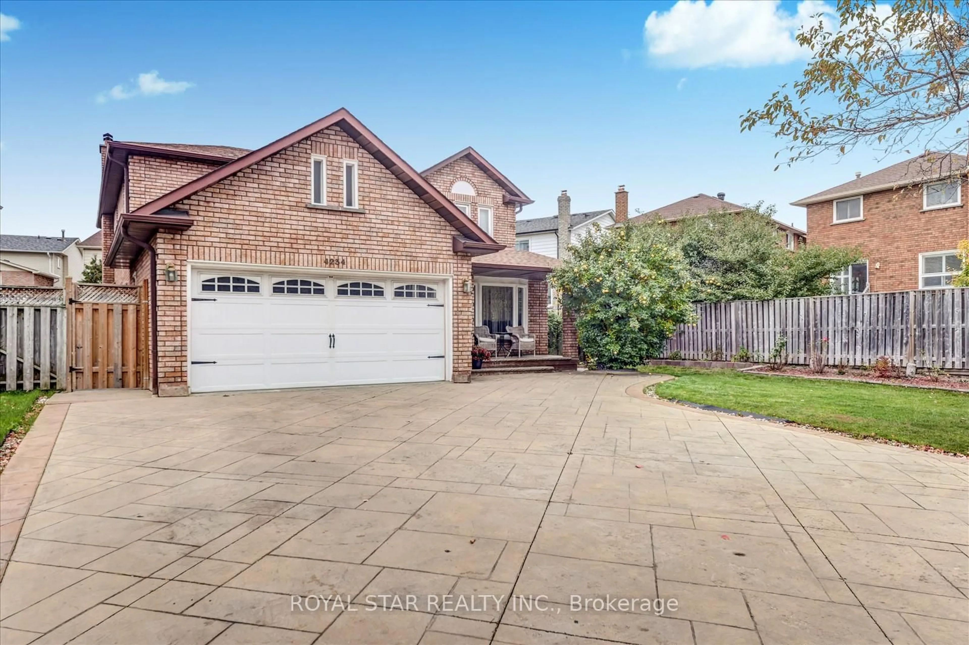 A pic from outside/outdoor area/front of a property/back of a property/a pic from drone, street for 4234 Hazineh Crt, Mississauga Ontario L5B 3N5