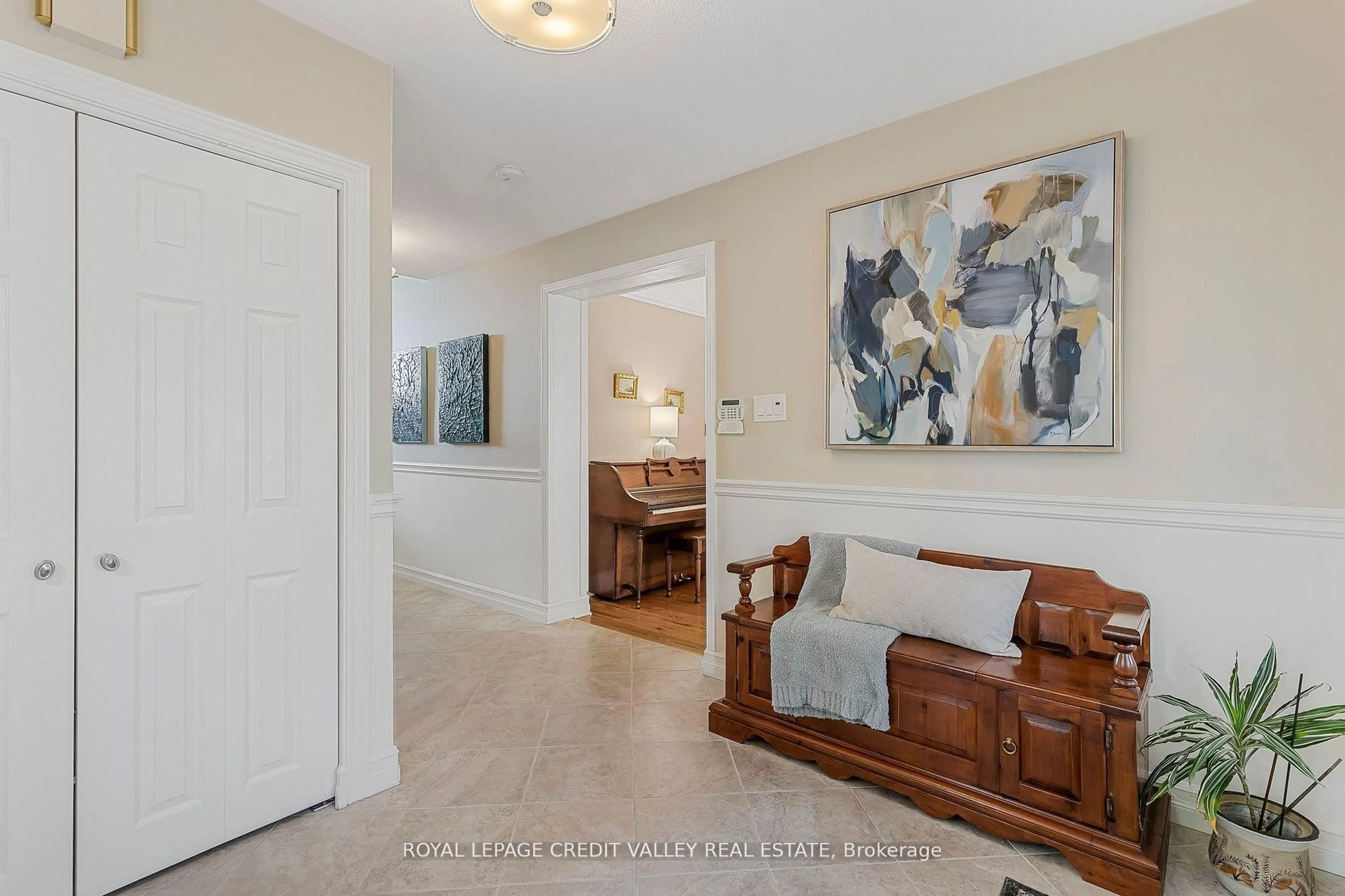 Indoor entryway for 9 Norval Cres, Brampton Ontario L6W 1J1