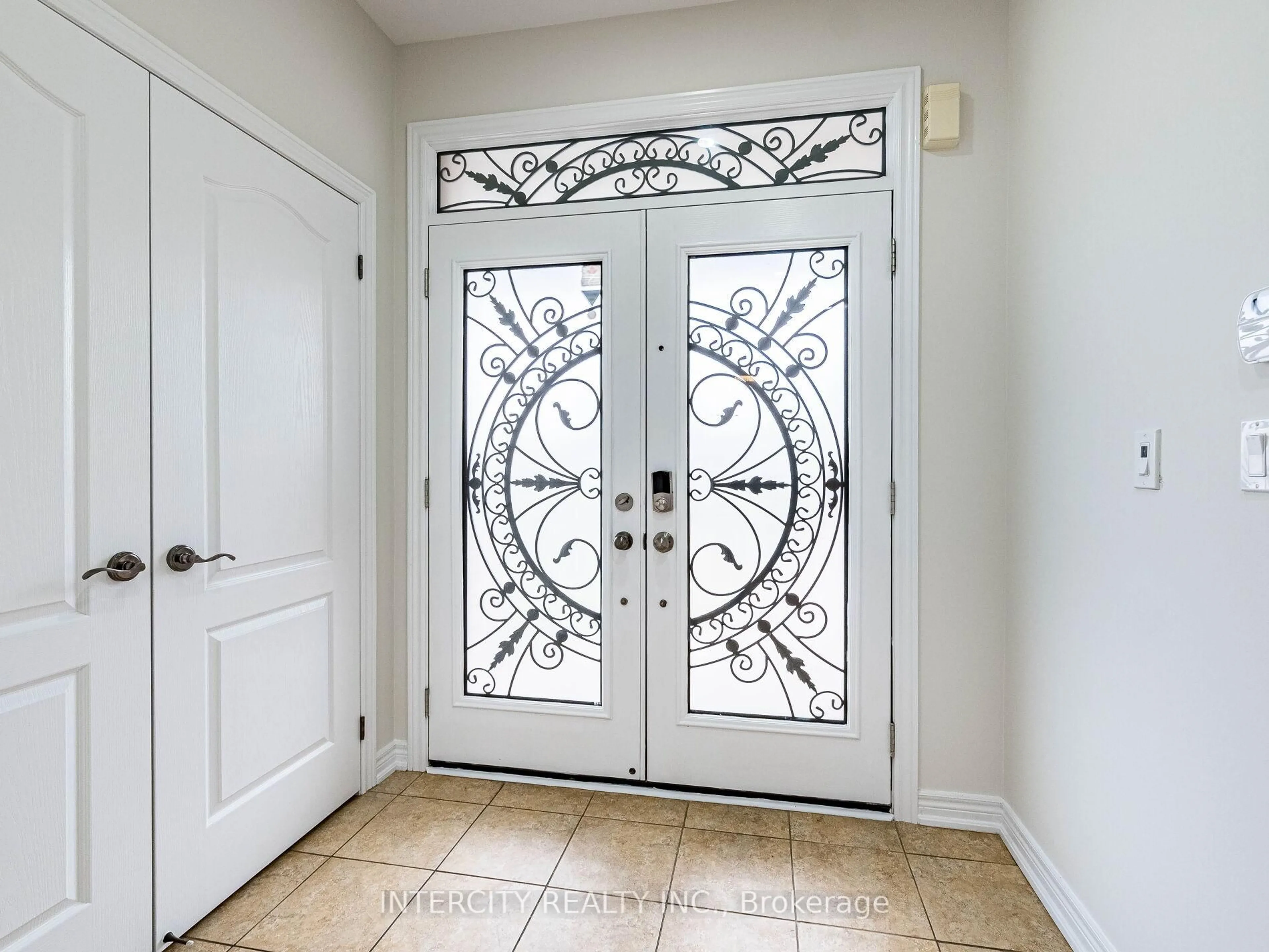 Indoor entryway for 27 Exton Rd, Brampton Ontario L6X 5M8