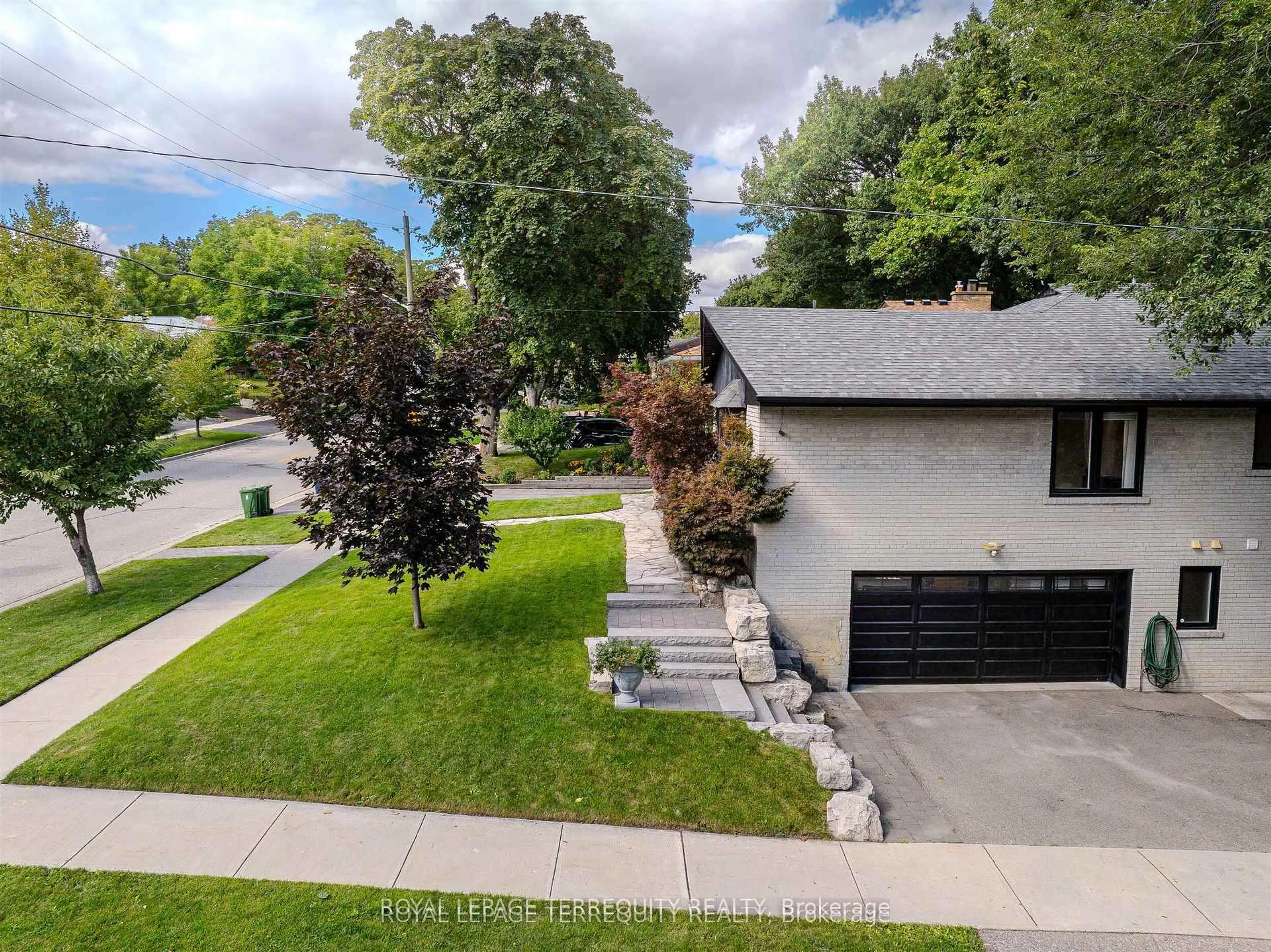 A pic from outside/outdoor area/front of a property/back of a property/a pic from drone, street for 92 Saskatoon Dr, Toronto Ontario M9P 2G4