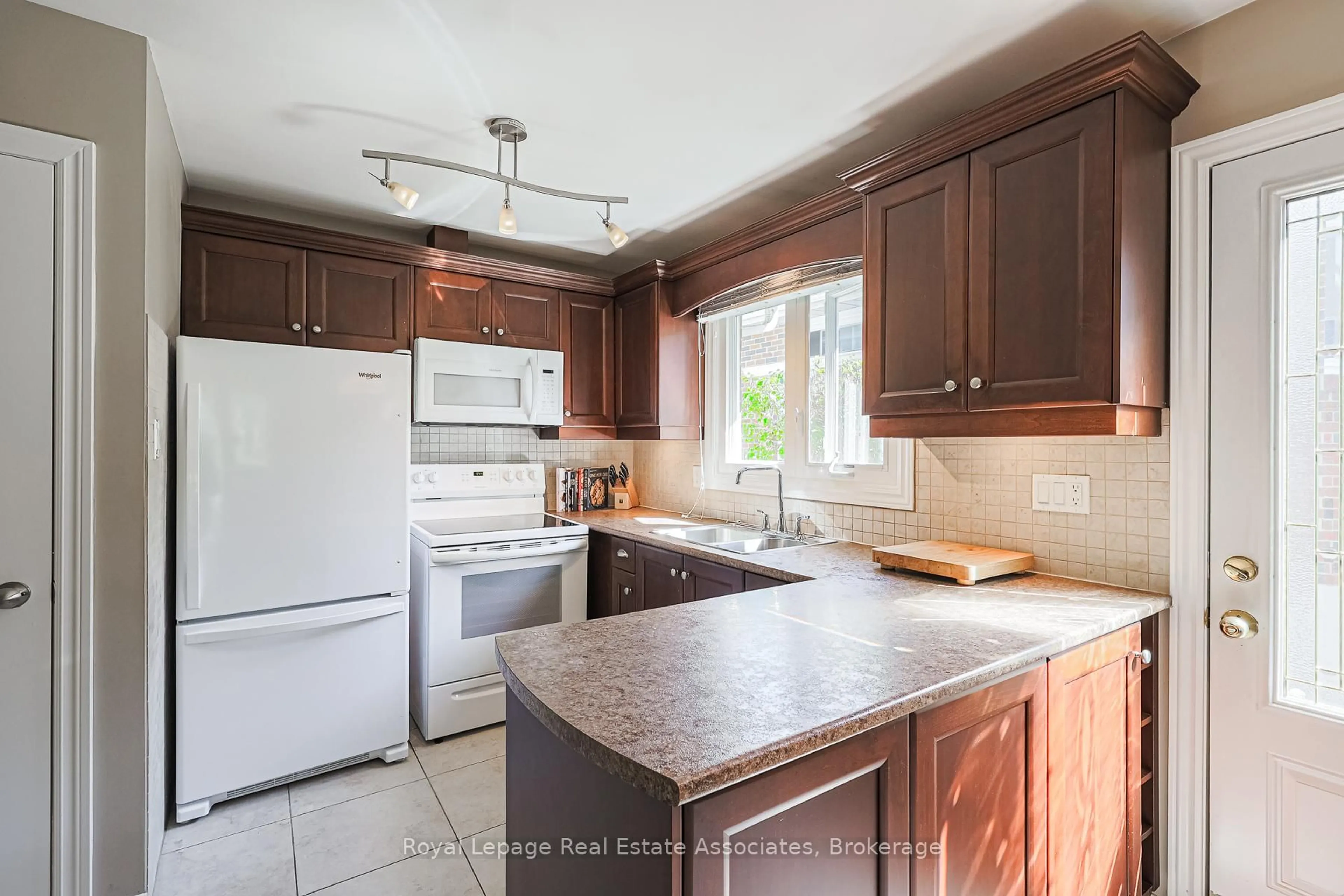 Standard kitchen, ceramic/tile floor for 958 Fletcher Valley Cres, Mississauga Ontario L5J 2X7