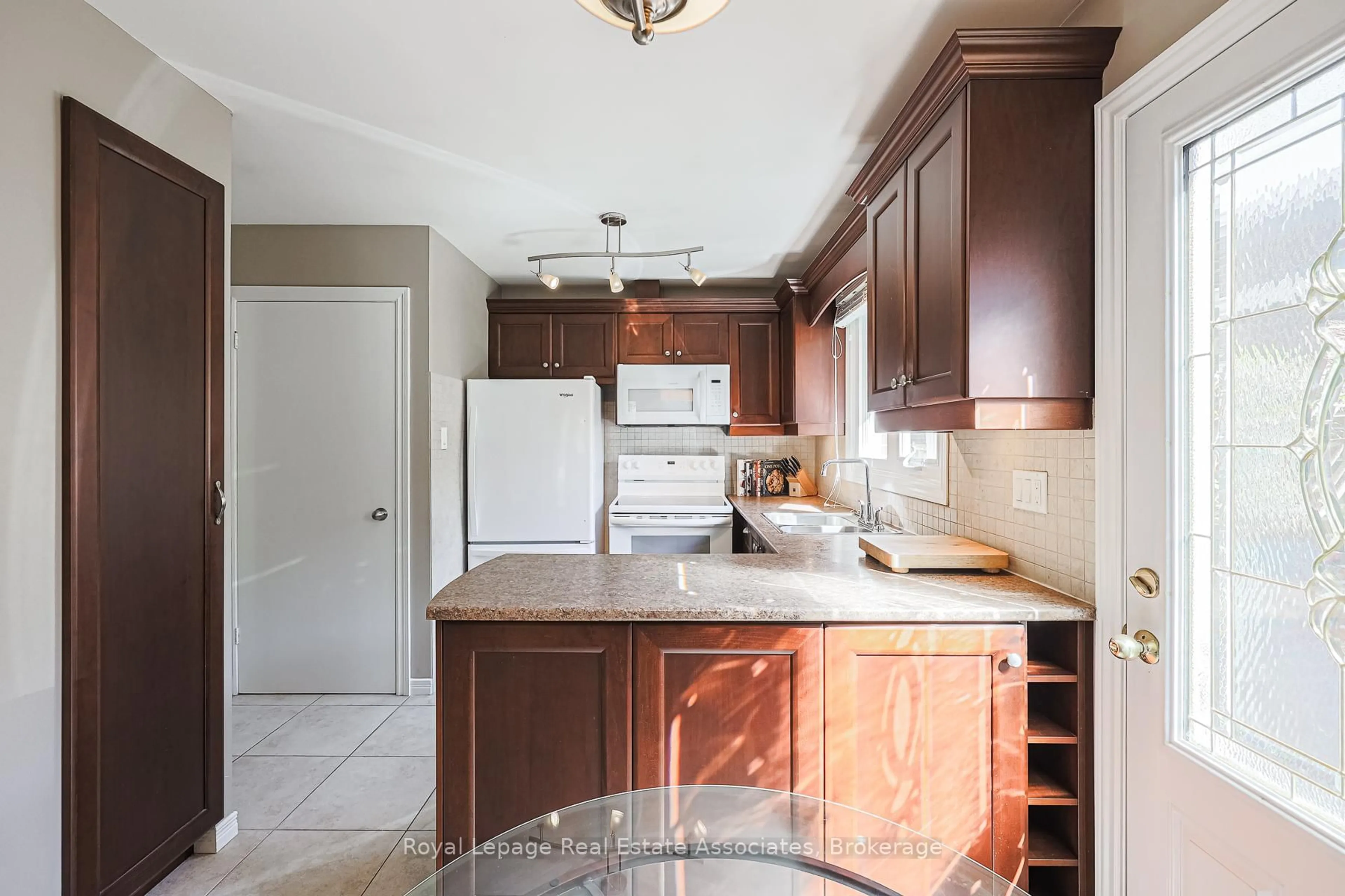 Standard kitchen, ceramic/tile floor for 958 Fletcher Valley Cres, Mississauga Ontario L5J 2X7