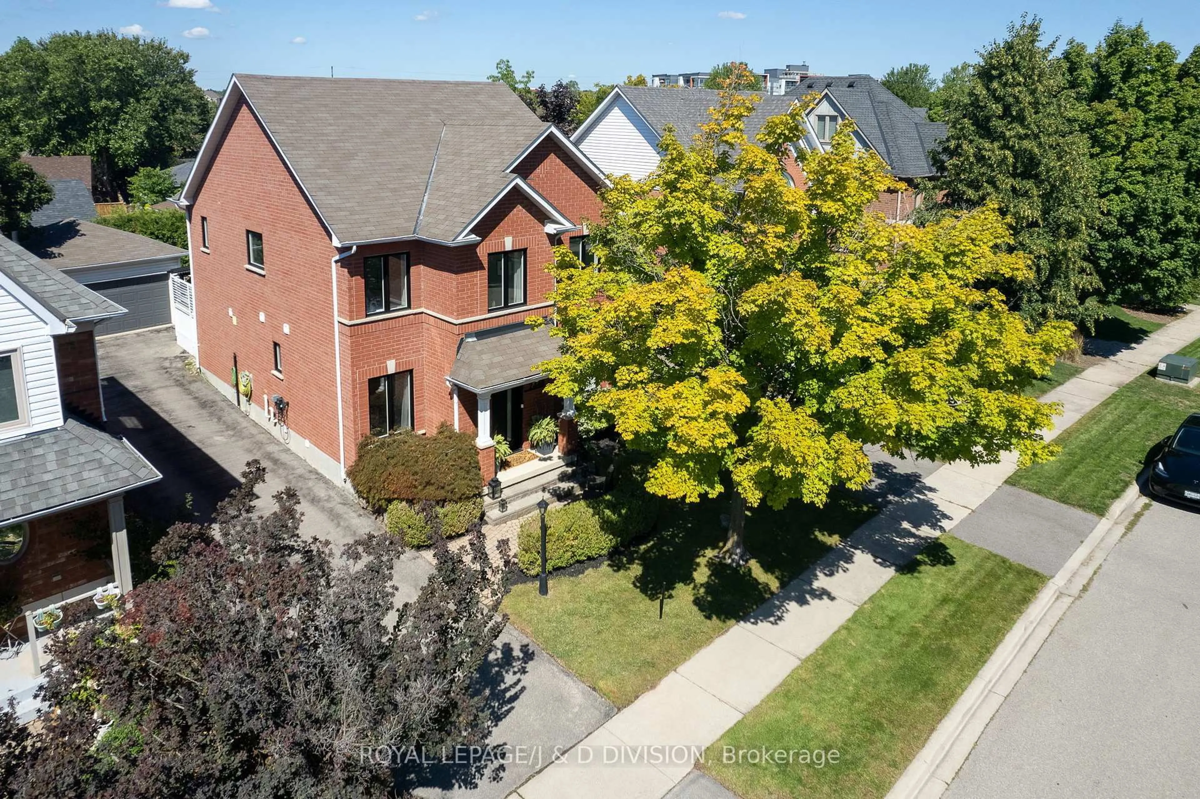 A pic from outside/outdoor area/front of a property/back of a property/a pic from drone, street for 2448 Capilano Cres, Oakville Ontario L6H 6L3