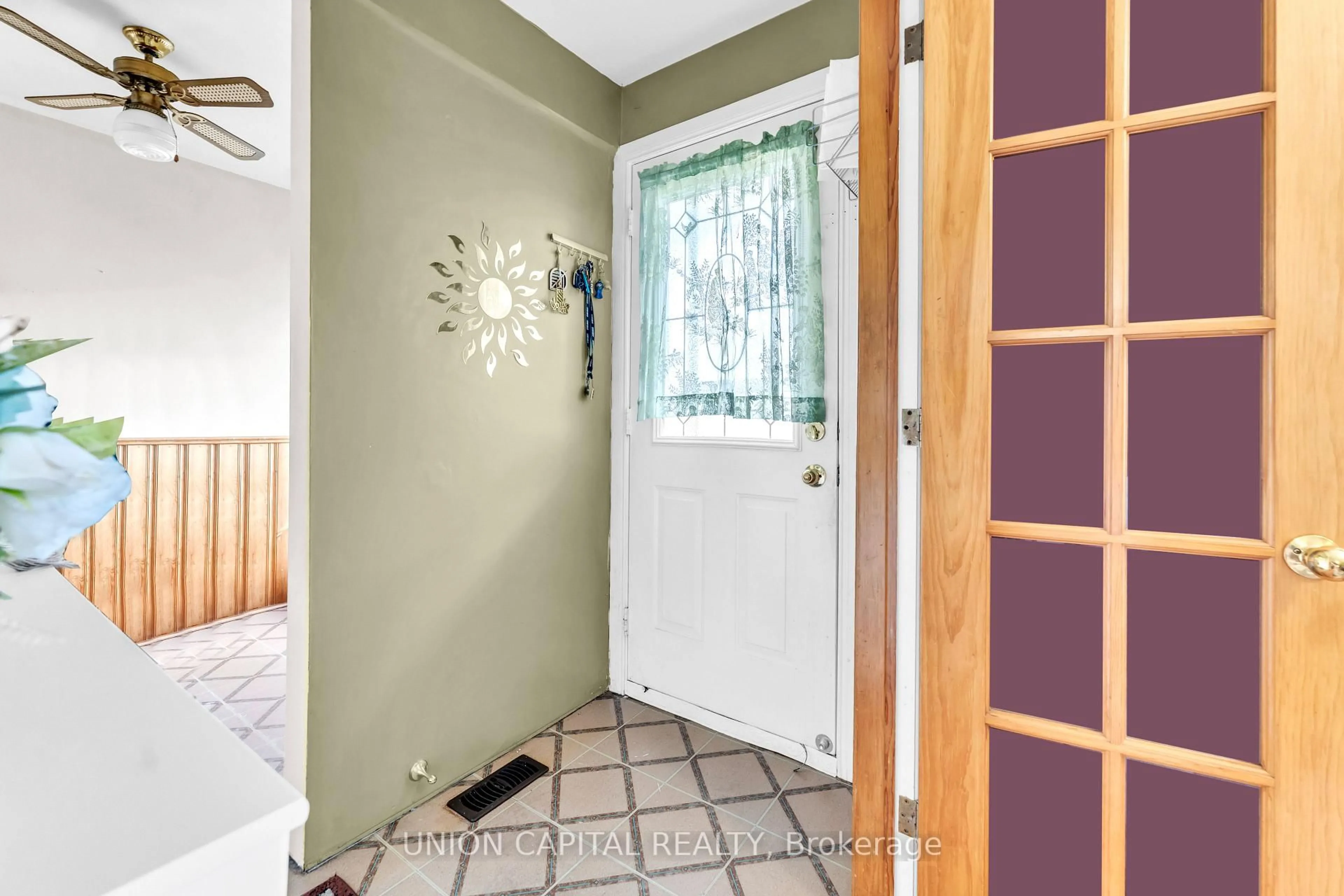 Indoor entryway for 19 Ava Crt, Brampton Ontario L6T 1L5