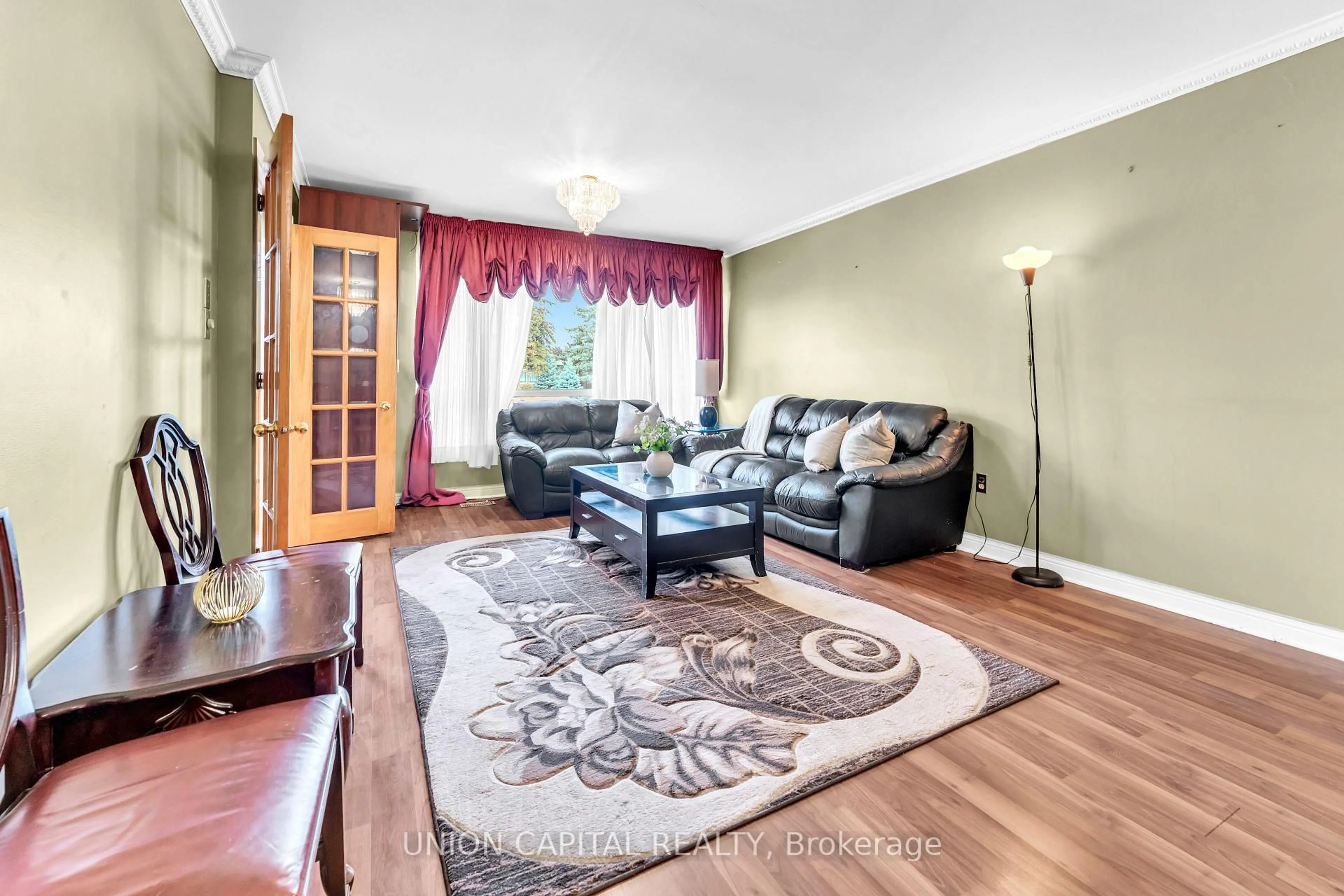 Living room with furniture, unknown for 19 Ava Crt, Brampton Ontario L6T 1L5